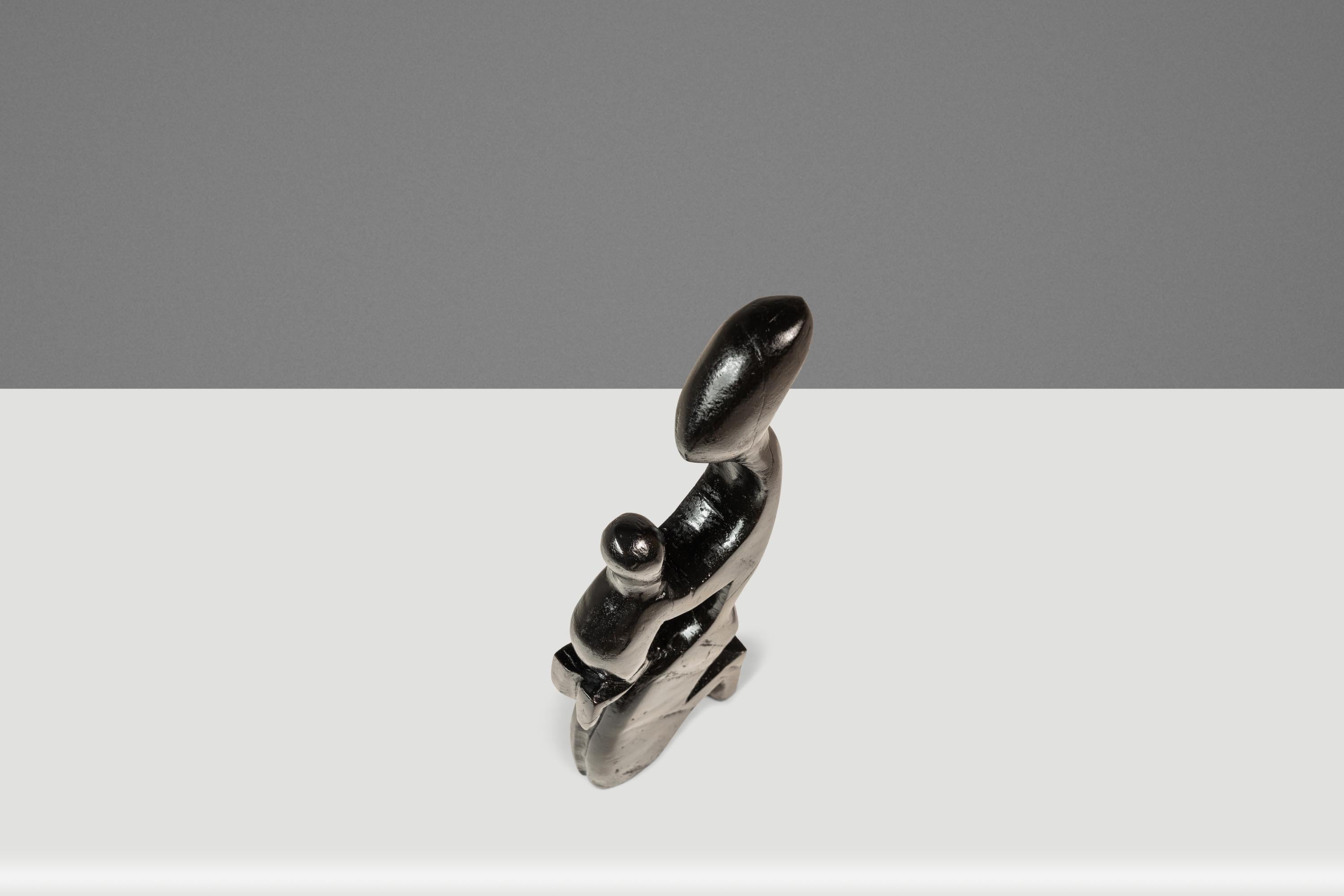 Sculpture humanoïde mère & Child sculptée dans de l'acajou, Afrique de l'Ouest, c.C. 1970 en vente 4