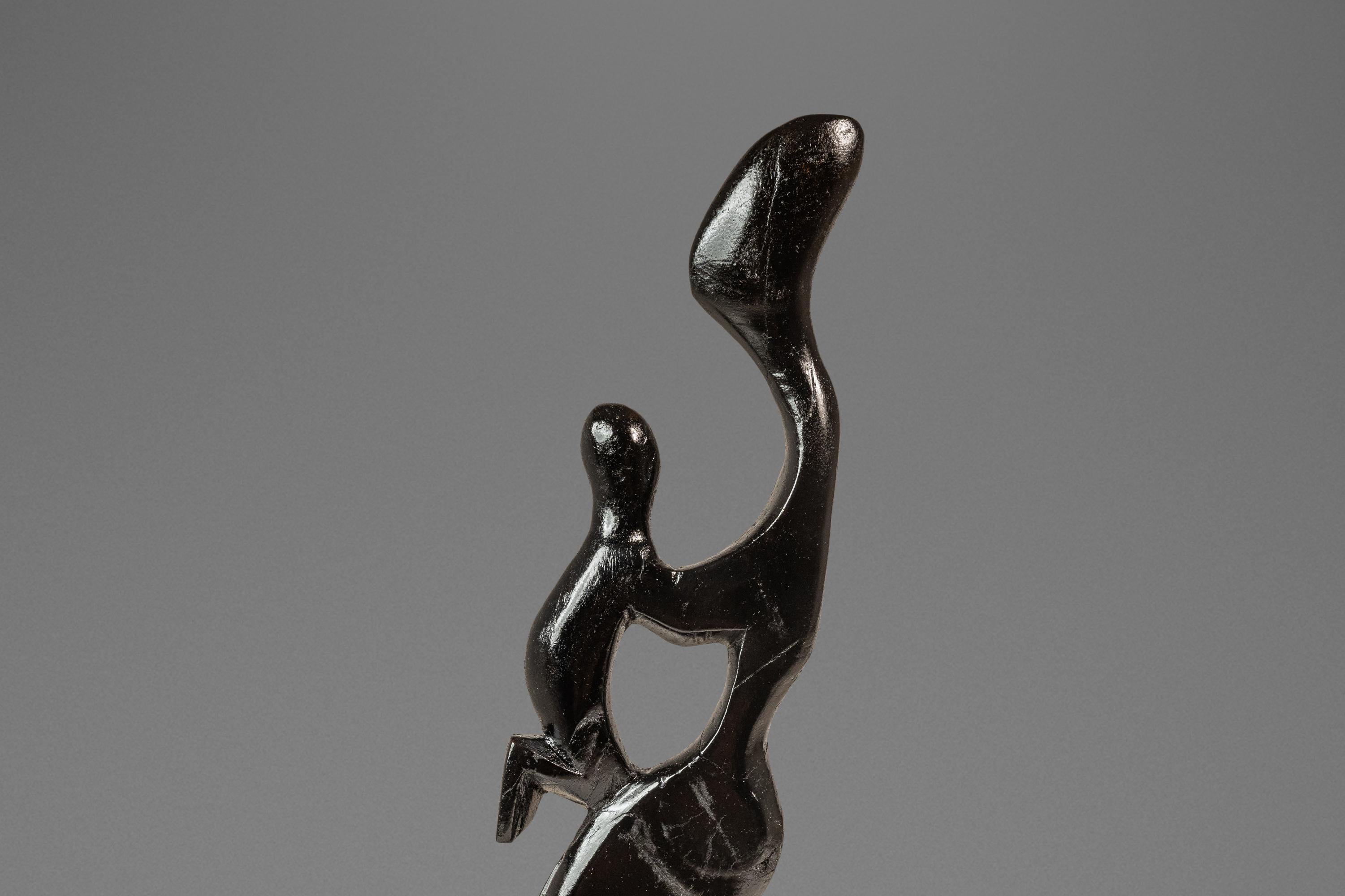 Sculpture humanoïde mère & Child sculptée dans de l'acajou, Afrique de l'Ouest, c.C. 1970 en vente 6