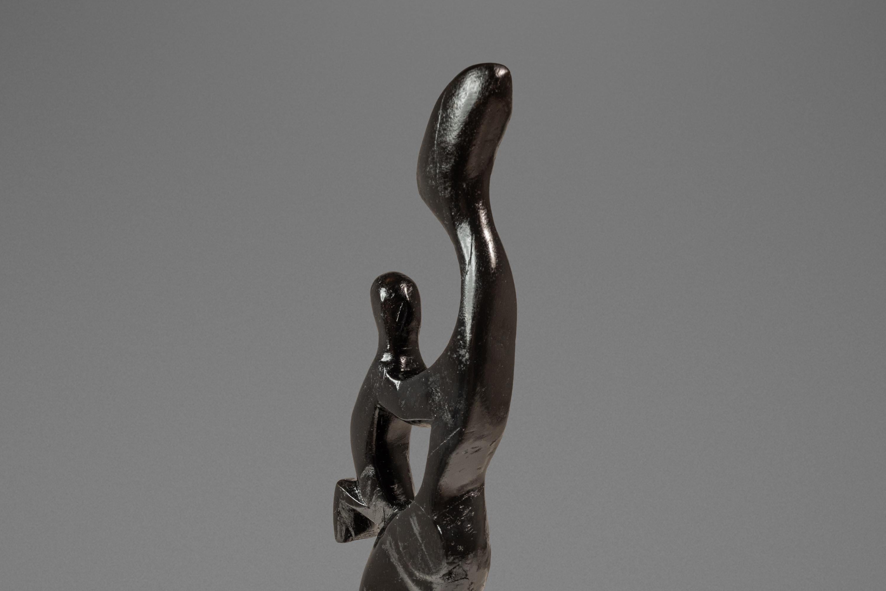 Sculpture humanoïde mère & Child sculptée dans de l'acajou, Afrique de l'Ouest, c.C. 1970 en vente 11