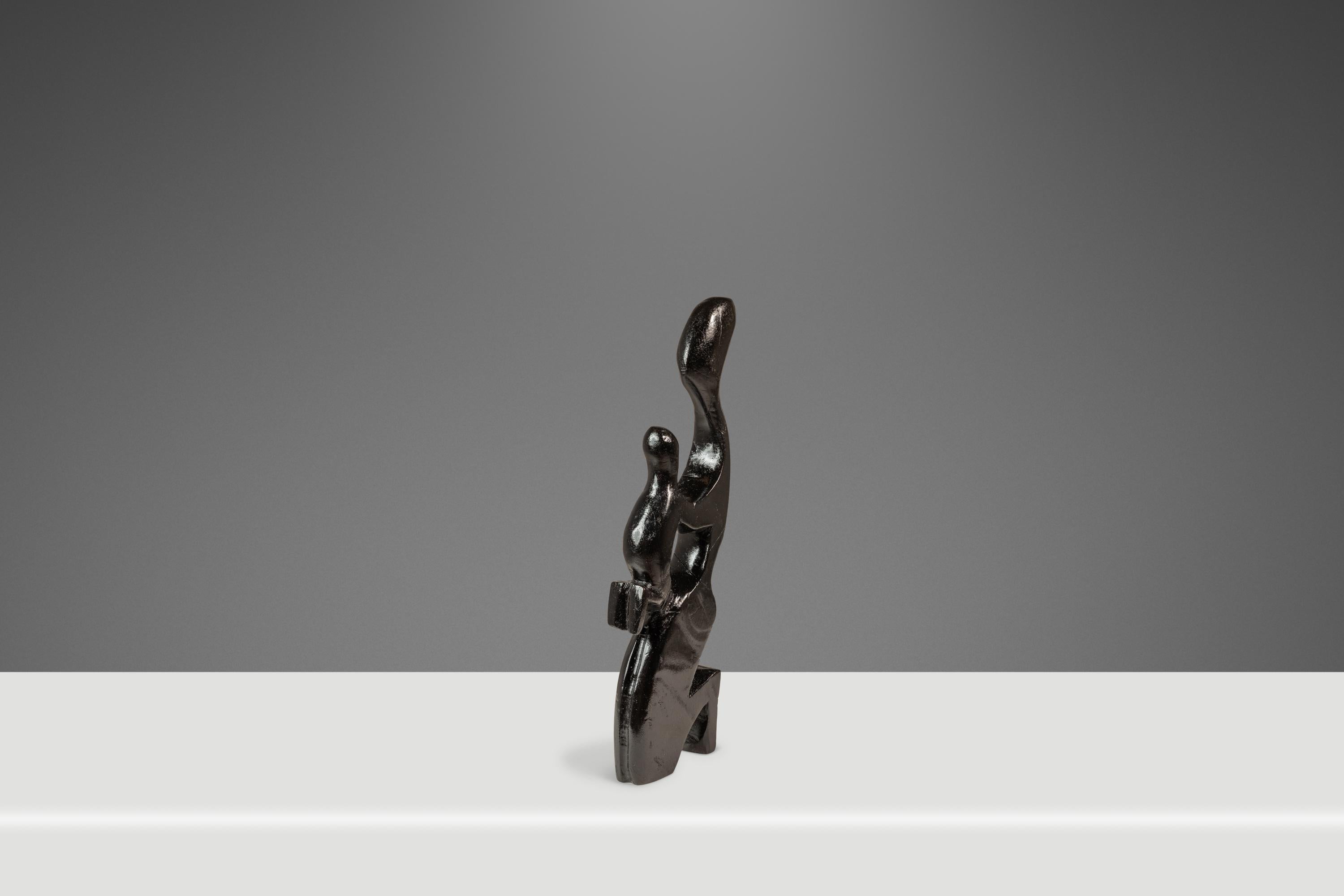 Fascinante et esthétiquement magnifique, cette exquise sculpture sculptée à la main est une excellente pièce d'accentuation pour ceux qui recherchent de l'art africain abstrait authentique. Sculptée à la main par des artisans d'Afrique de l'Ouest