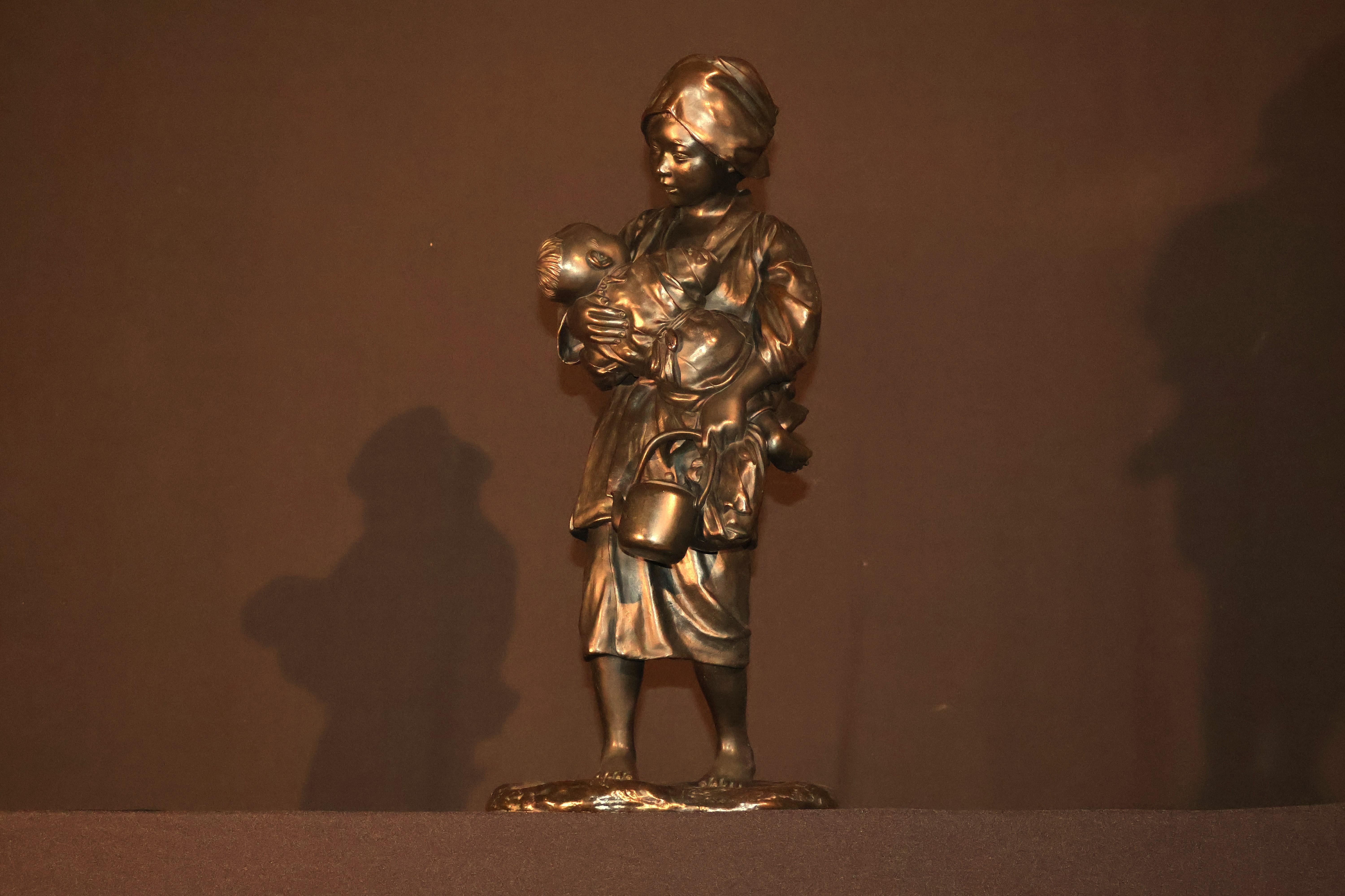 Un raffinato bronzo giapponese della fine del XIX secolo raffigurante Mother & Child. Grande dettaglio. Patina originale. Giapponese, circa 1880.
Dimensioni: Altezza 21