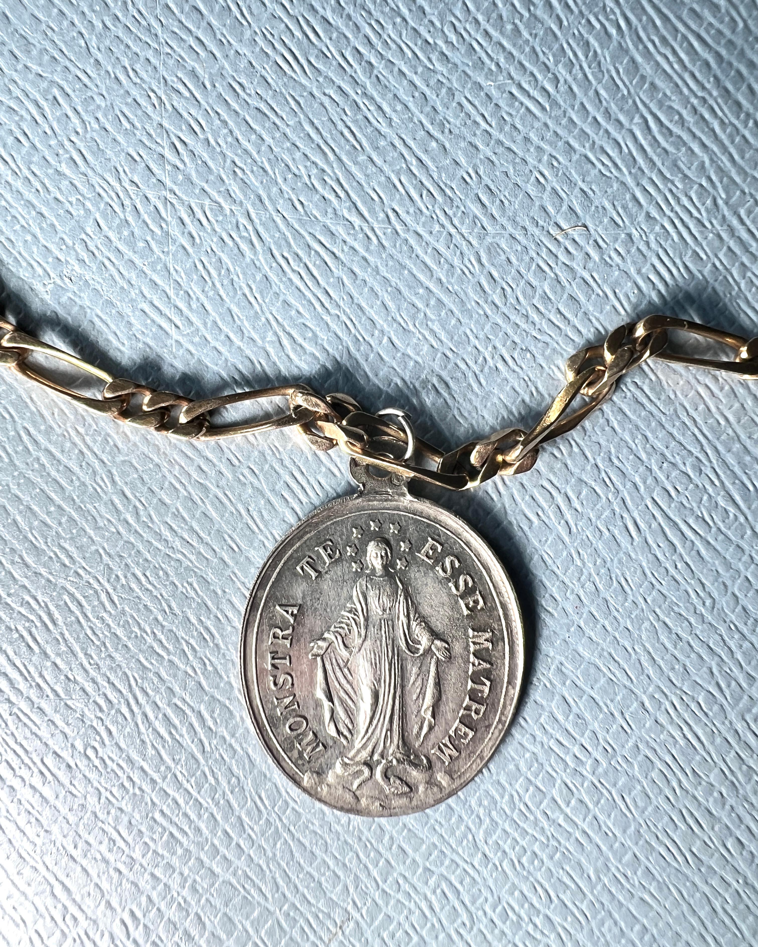 Vintage French Silver Virgin Mary Medal Necklace Gold-Plated Figaro Chain In New Condition For Sale In Los Angeles, CA