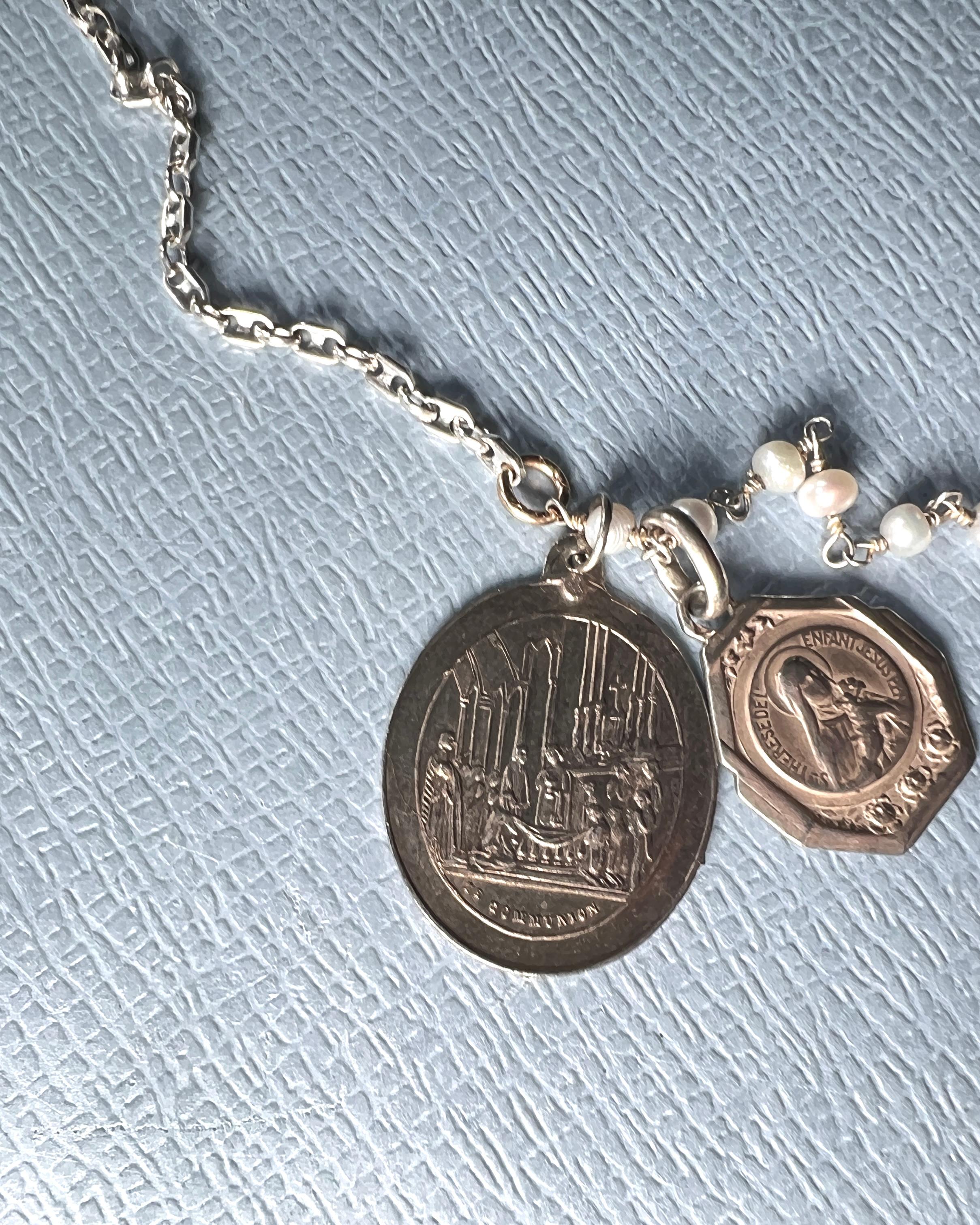 Mother Medal Chain Necklace Vintage In New Condition In Los Angeles, CA