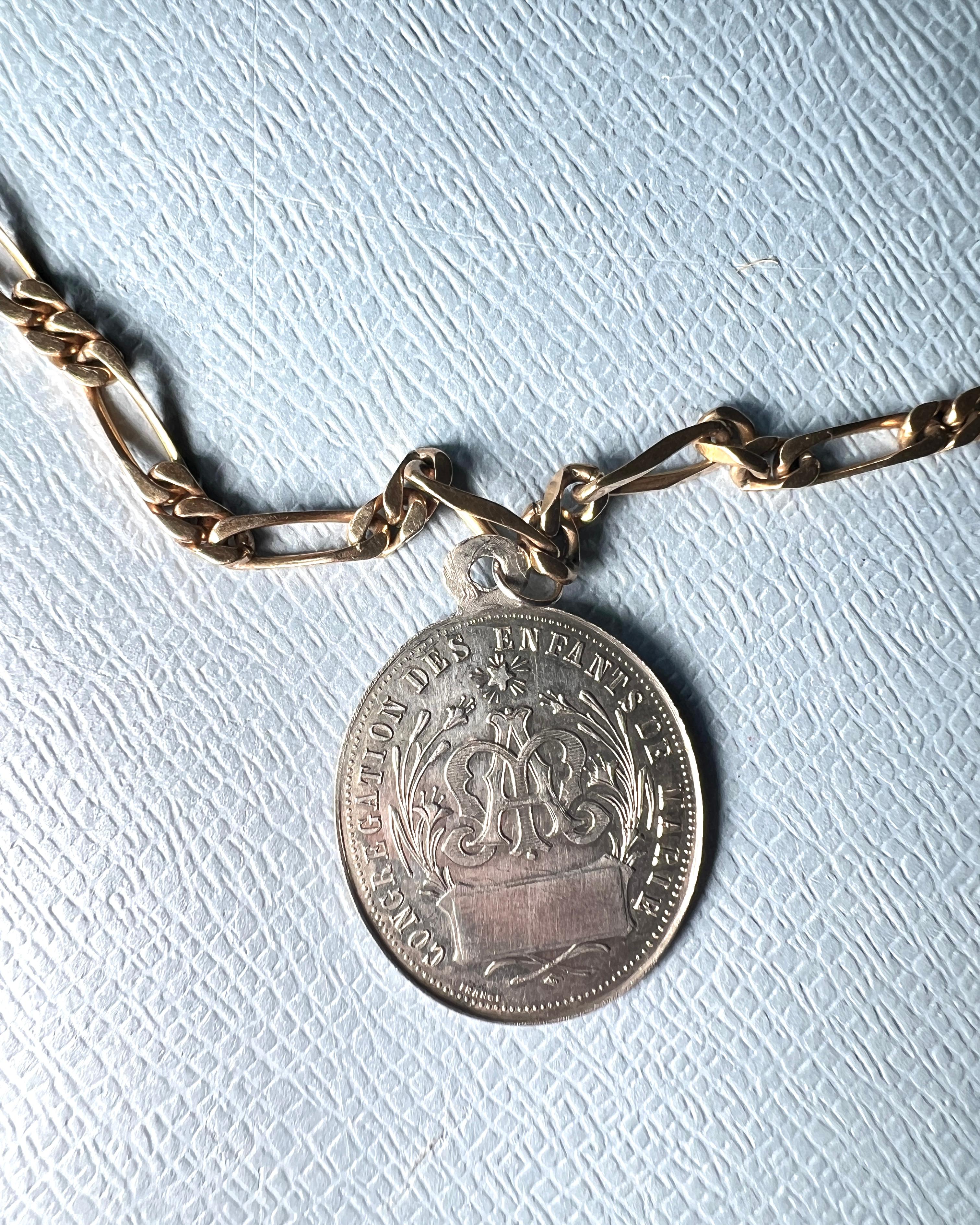 Vintage French Silver Virgin Mary Medal Necklace Gold-Plated Figaro Chain For Sale 4