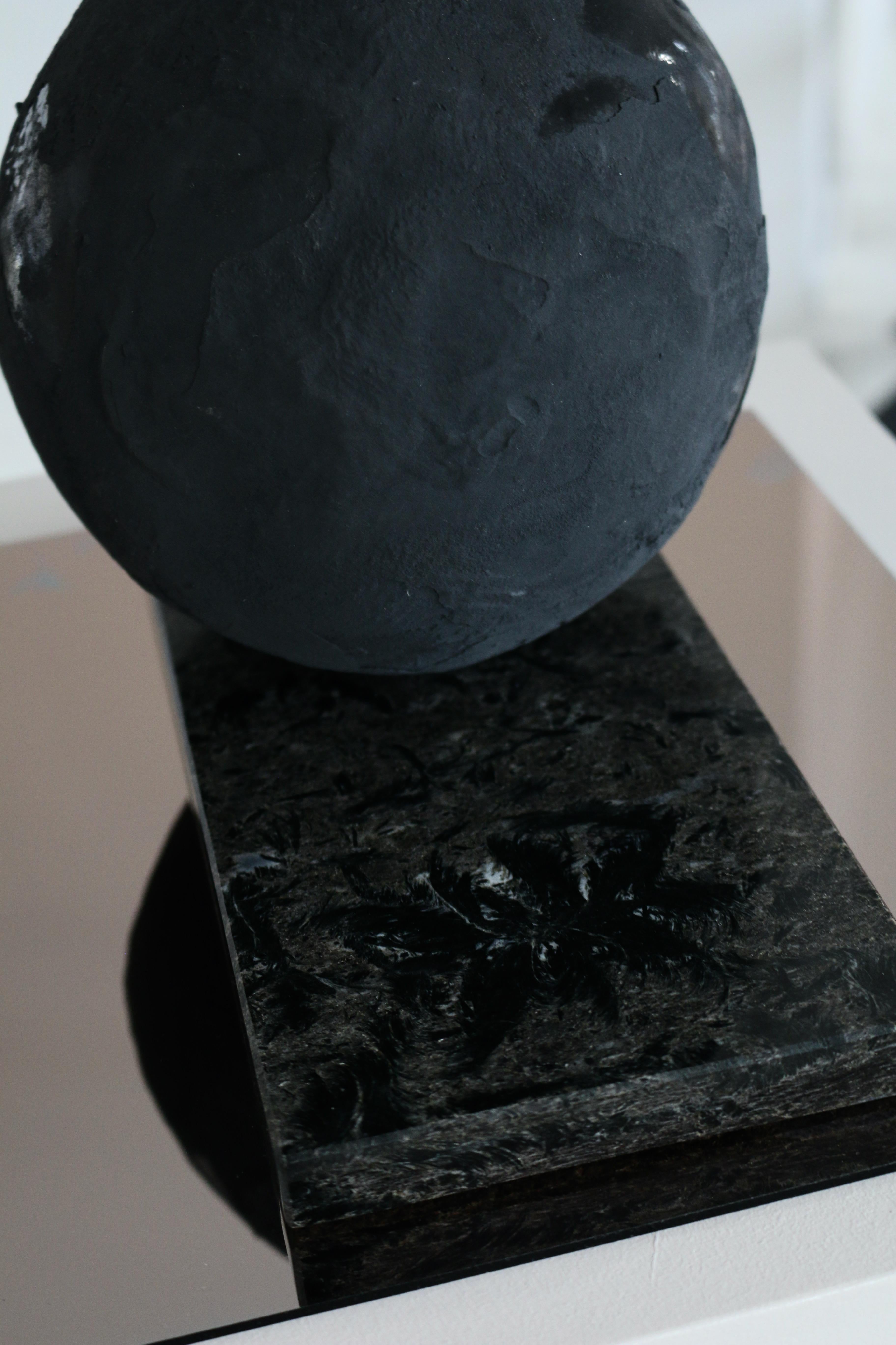 'Mother Night Sky' Vase Raw Black on Marble  For Sale 1