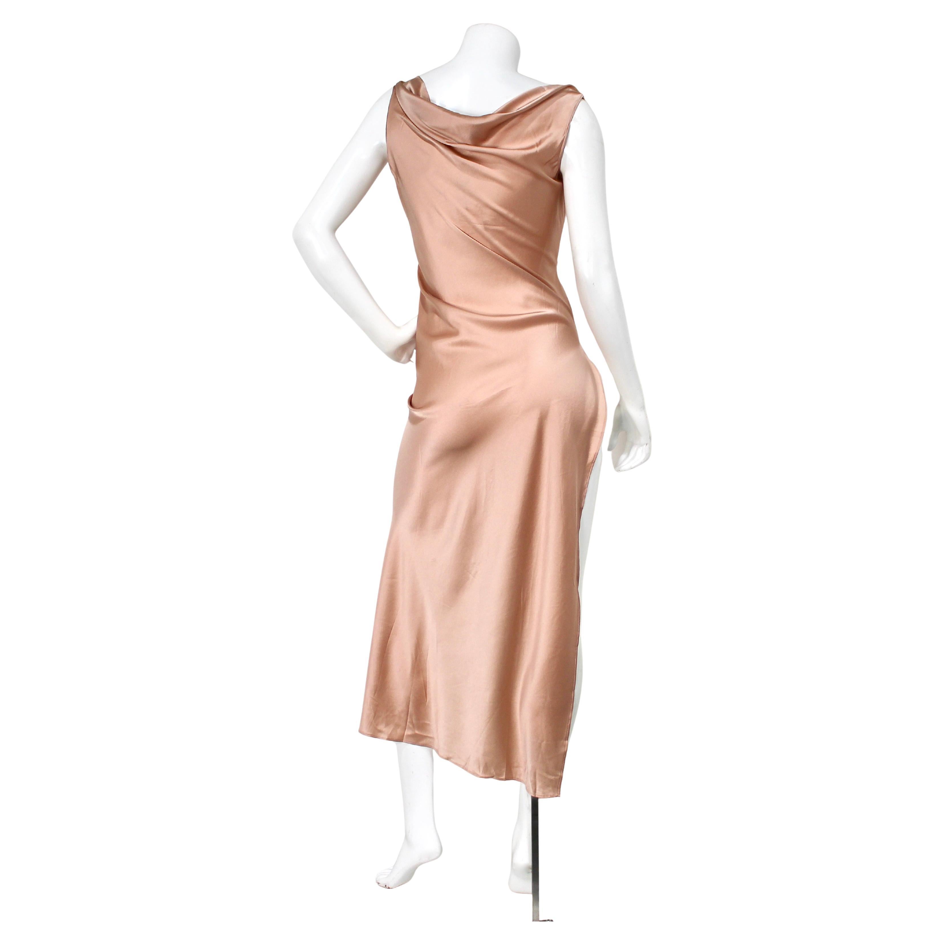 La Mother Of All Pale Pink Venus Cowl Neck High-Slit Sleeveless Dress est une incarnation éblouissante de l'élégance et de la sophistication moderne. Fabrice en soie mélangée luxueuse et fluide, il présente un gracieux décolleté en forme de vache