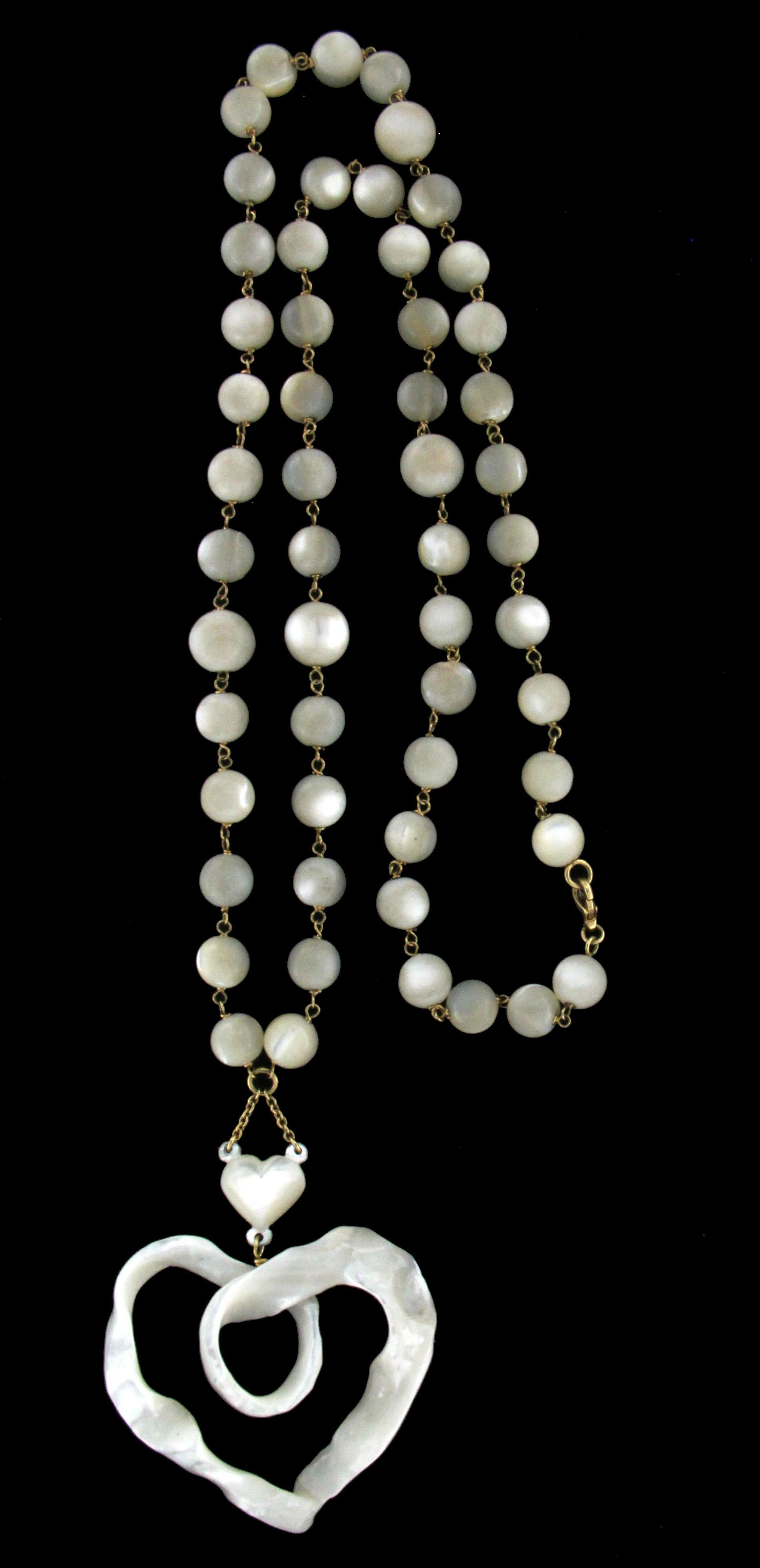 Mother-Of-Pearl yellow gold 18 carat mounted with moonstones balls, pendant necklace

Necklace weight 104.30 grams
