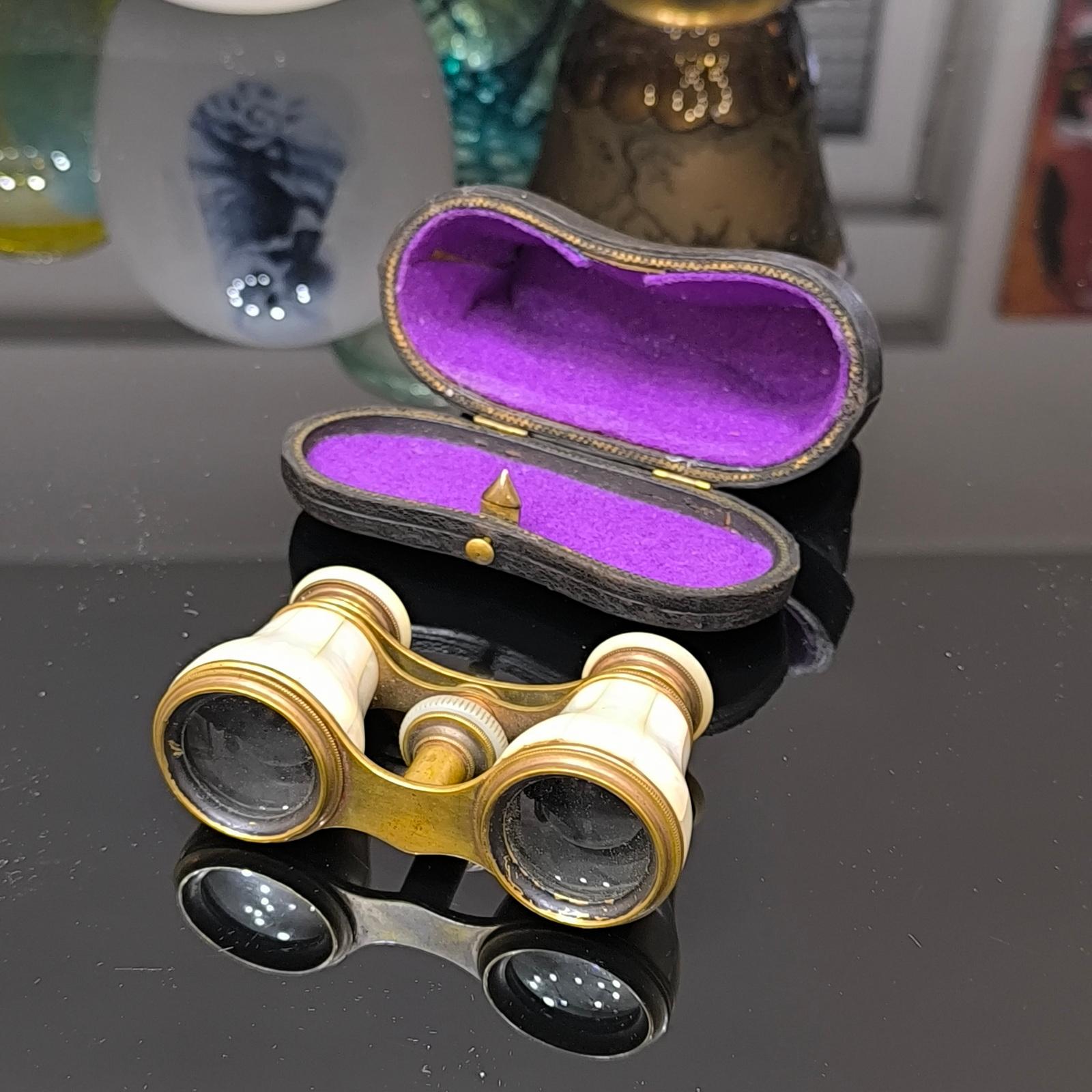 Mother of Pearl and Brass French Opera Glasses With Leather Case, France 1920s
A stunning set of opera or theatre binoculars in original leather case.
Gorgeous Mother-of-pearl inset on brass cylindrical body with glass ocular lenses.
In original