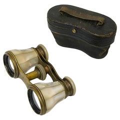 Binoculars d'opéra français en nacre et laiton avec étui en cuir France des années 1920