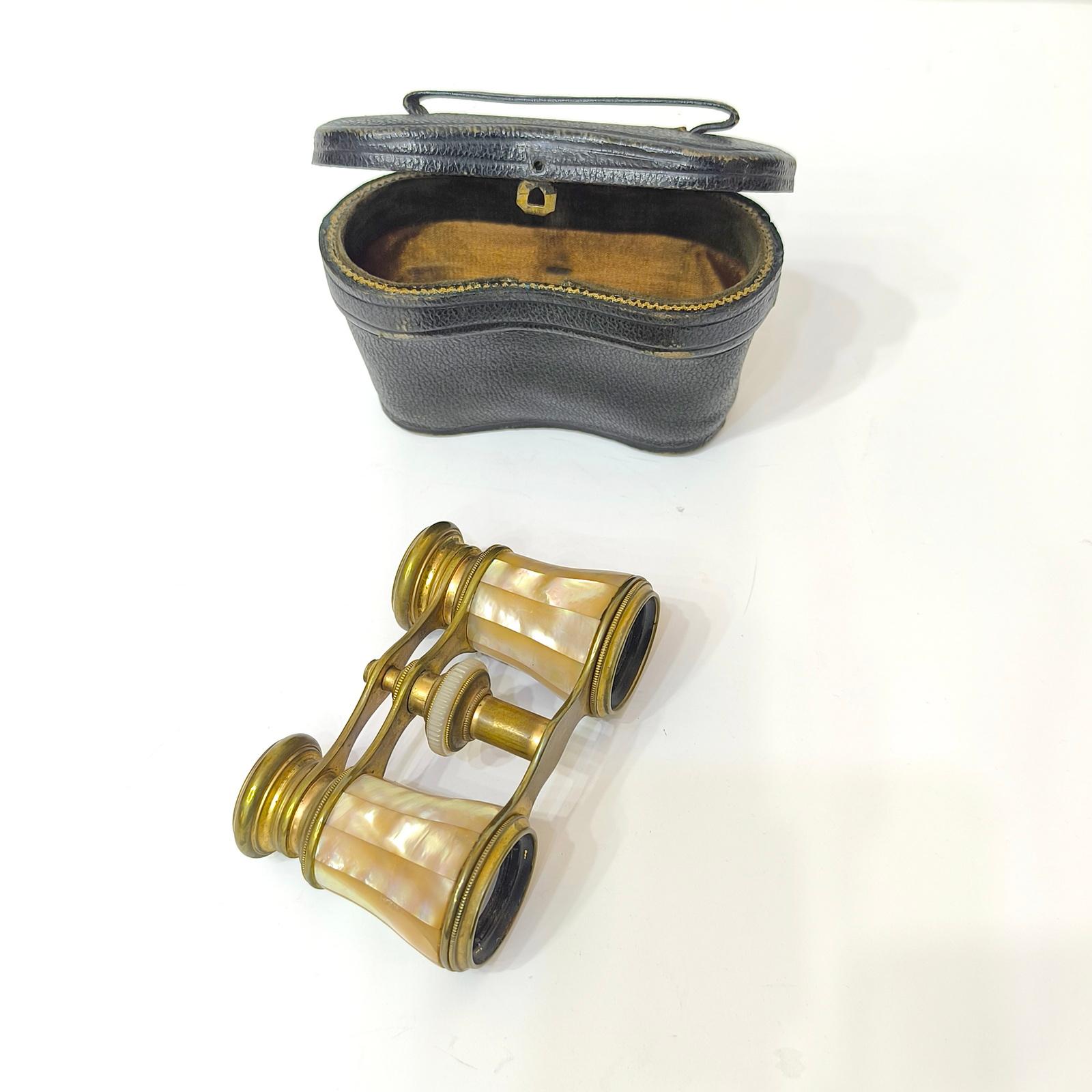 Mother of Pearl and Brass French Opera Glasses With Leather Case, France 1920s In Good Condition In Bochum, NRW