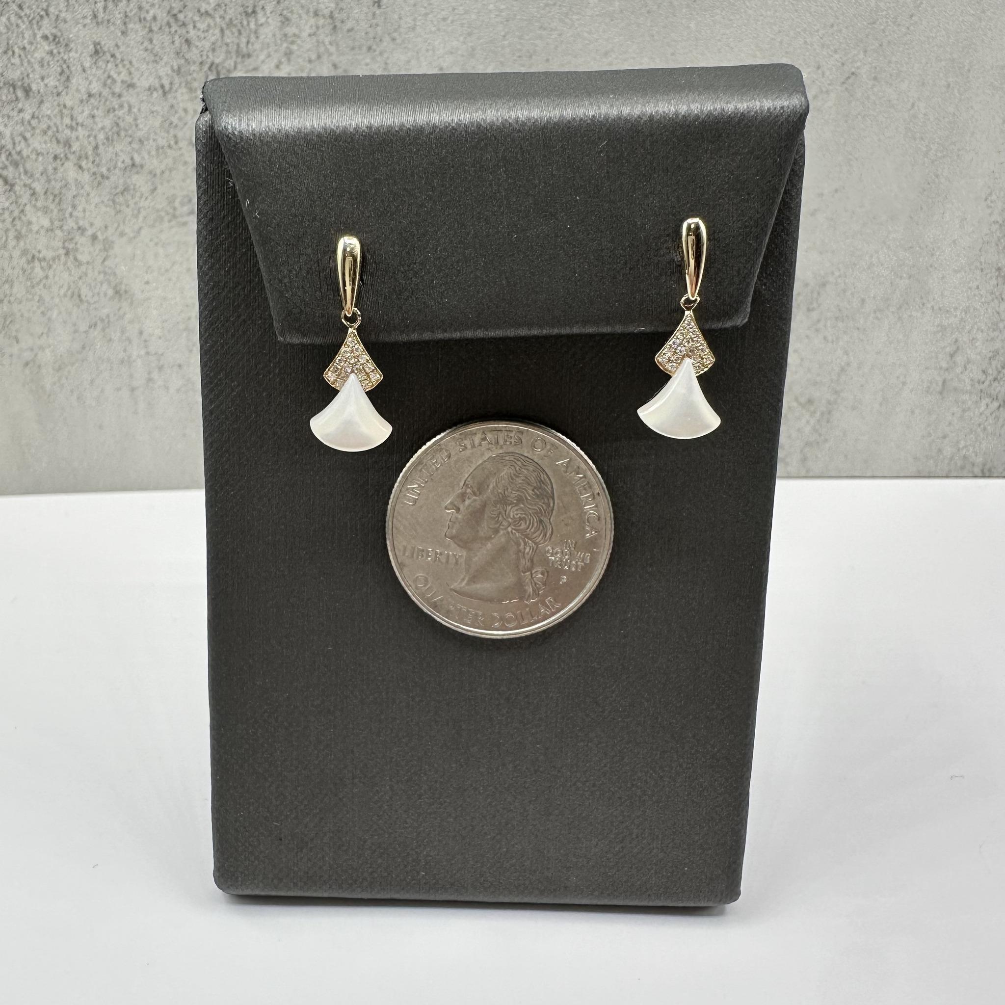 Boucles d'oreilles pendantes en nacre et diamant en or jaune 14kt - 0.10ctw Dia Neuf - En vente à West Hempstead, NY
