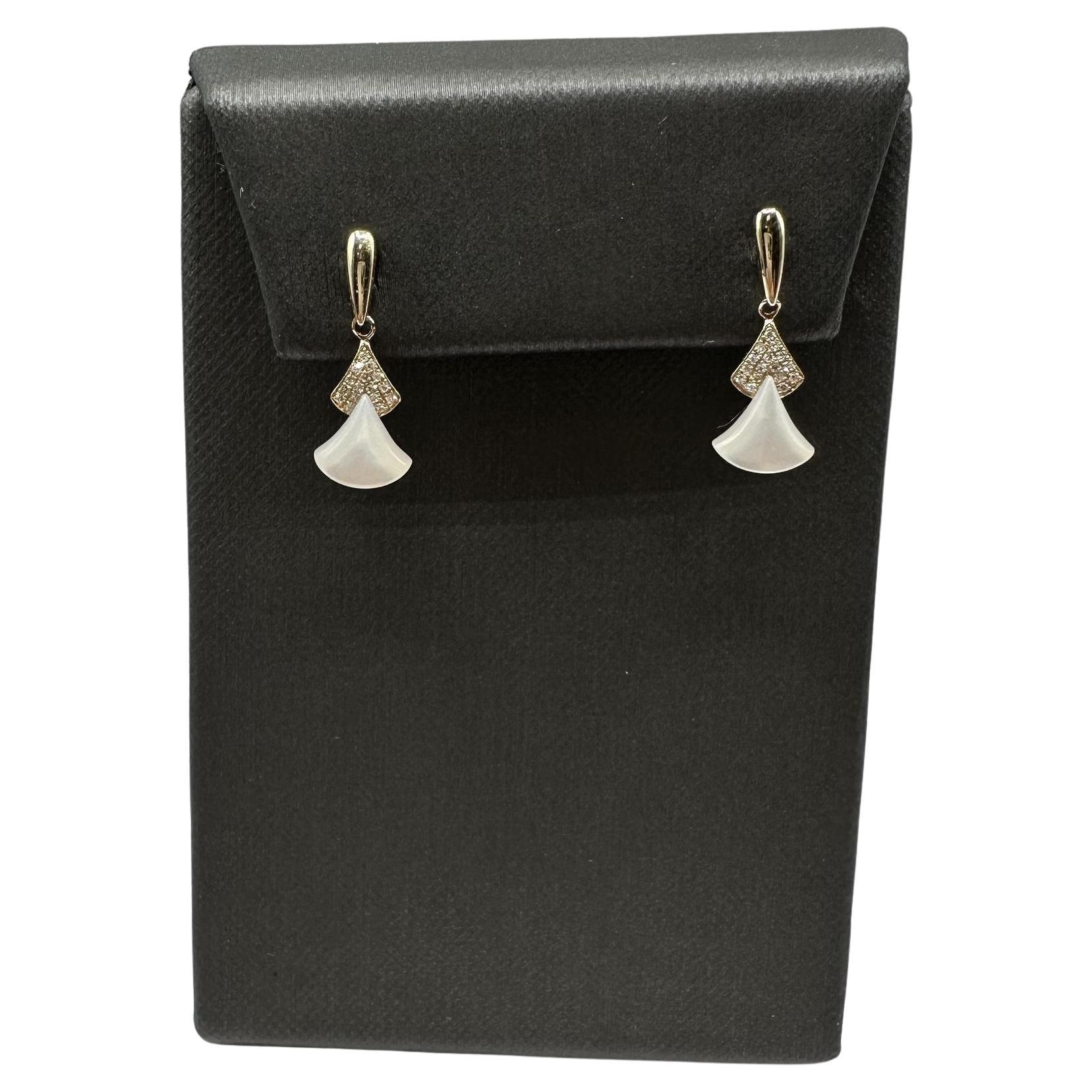 Boucles d'oreilles pendantes en nacre et diamant en or jaune 14kt - 0.10ctw Dia en vente