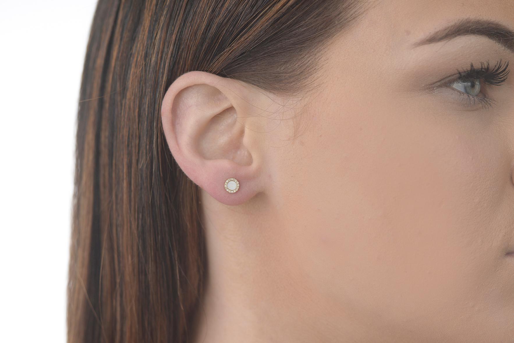 Ohrringe aus Perlmutt und Diamanten in 14 k  gelbgold.

5 mm Durchmesser