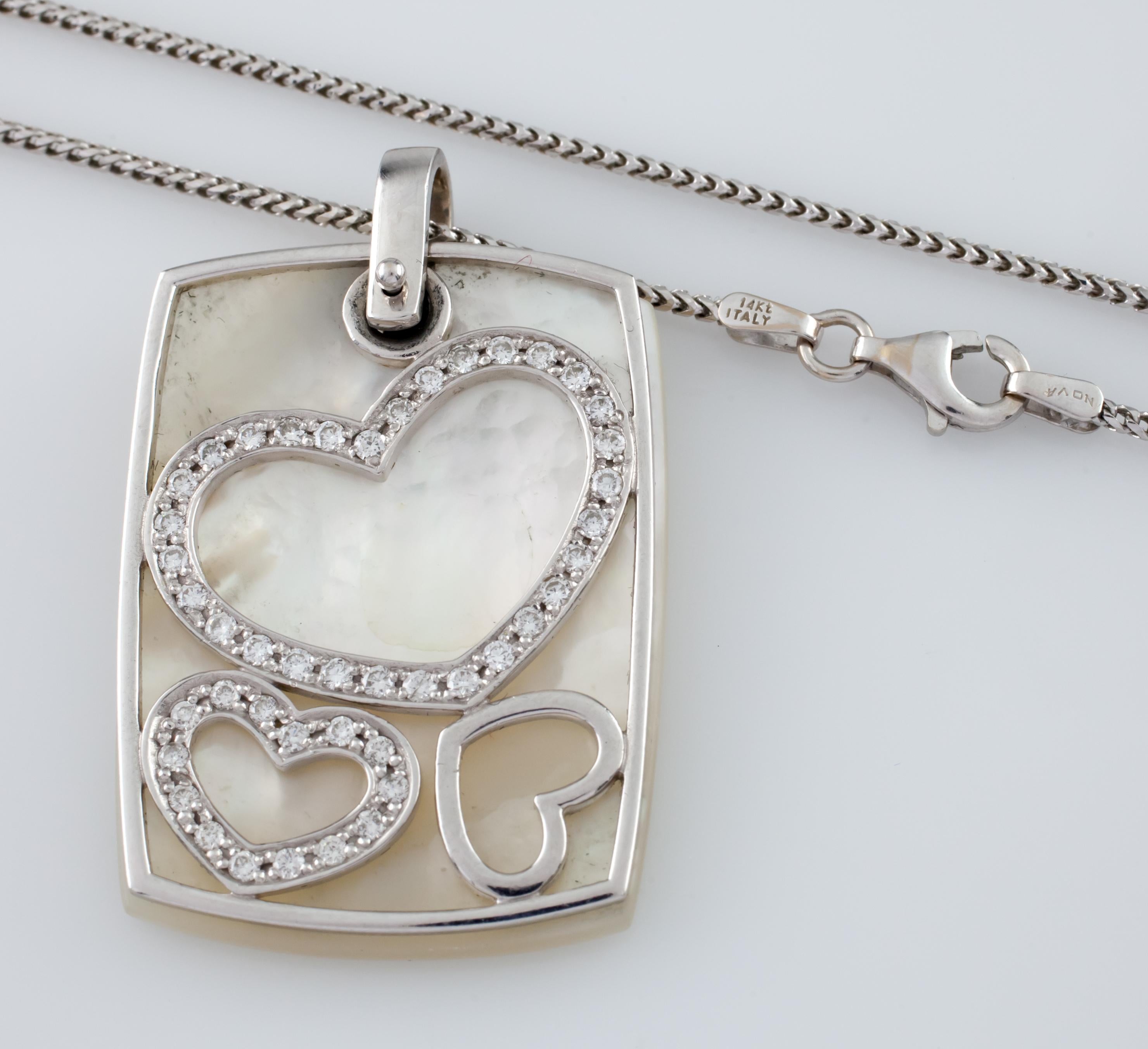 Splendido e unico ciondolo in madreperla, oro bianco 14k e diamanti
La montatura a filo in oro bianco 14k presenta i contorni del cuore con diamanti a pavé
Il ciondolo Madreperla si articola dalla cornice ma funge da sfondo
Peso totale dei diamanti