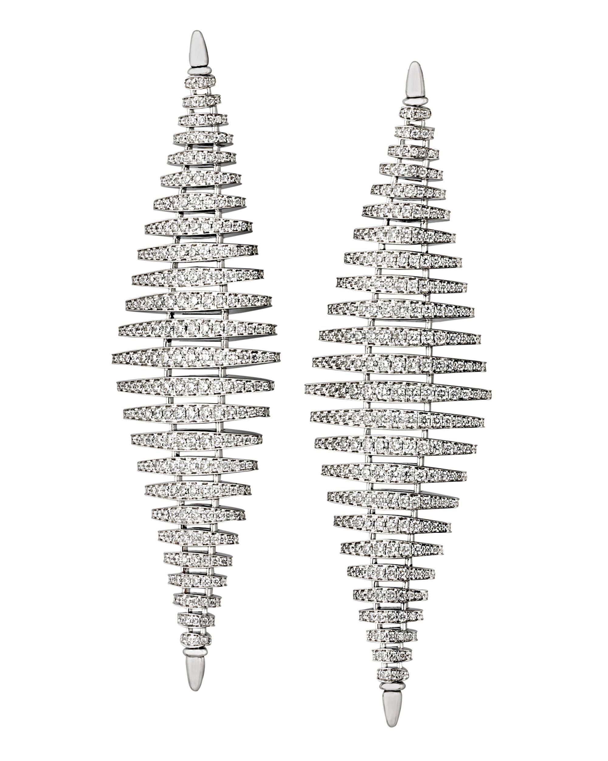 Questi stravaganti orecchini di madreperla e diamanti danno un tocco artistico al classico design a goccia. L'articolazione libera del Whiting aggiunge movimento, mentre 7,65 carati di diamanti bianchi brillanti aggiungono luminosità e splendore. I