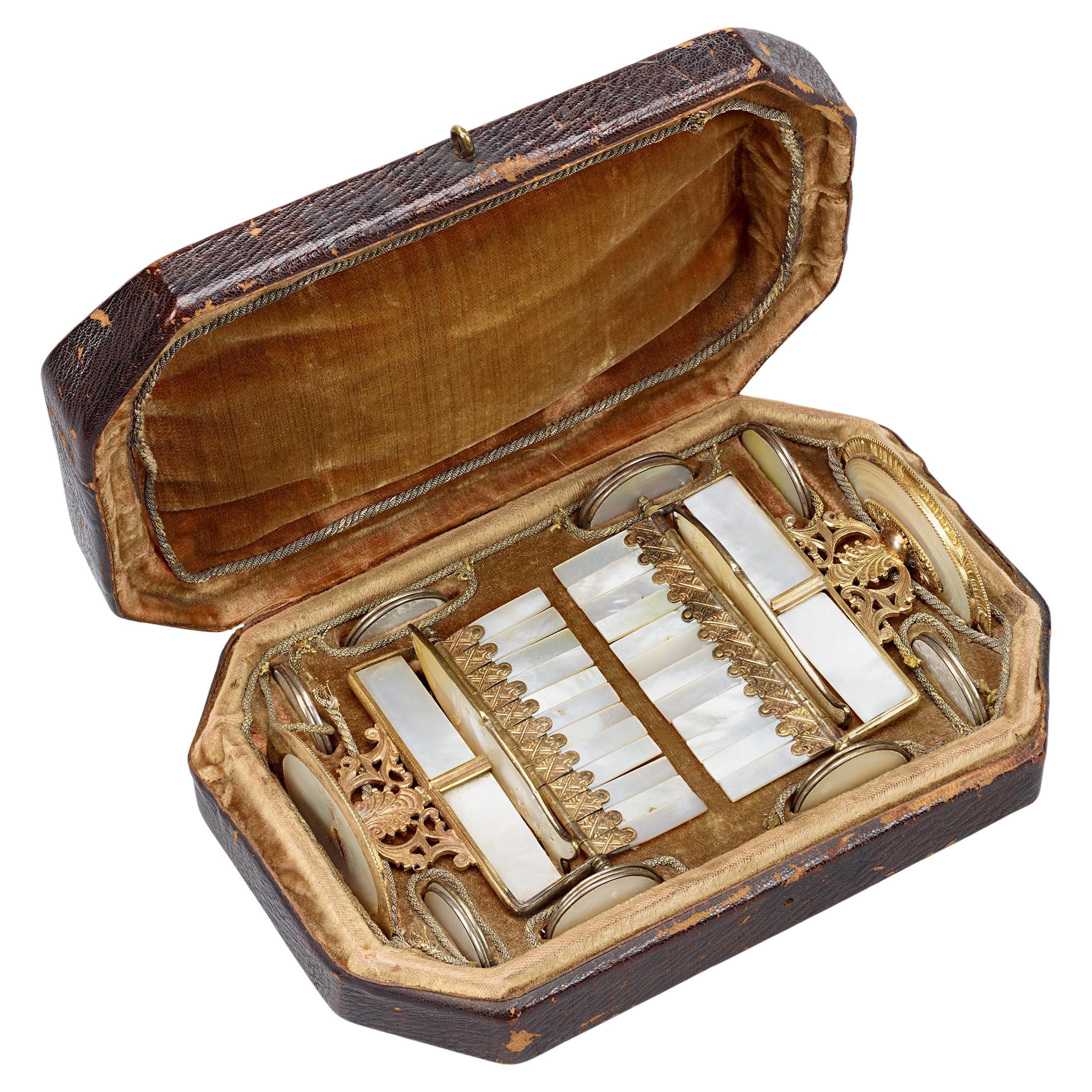 Comptoirs de jeu en nacre et laiton doré en vente