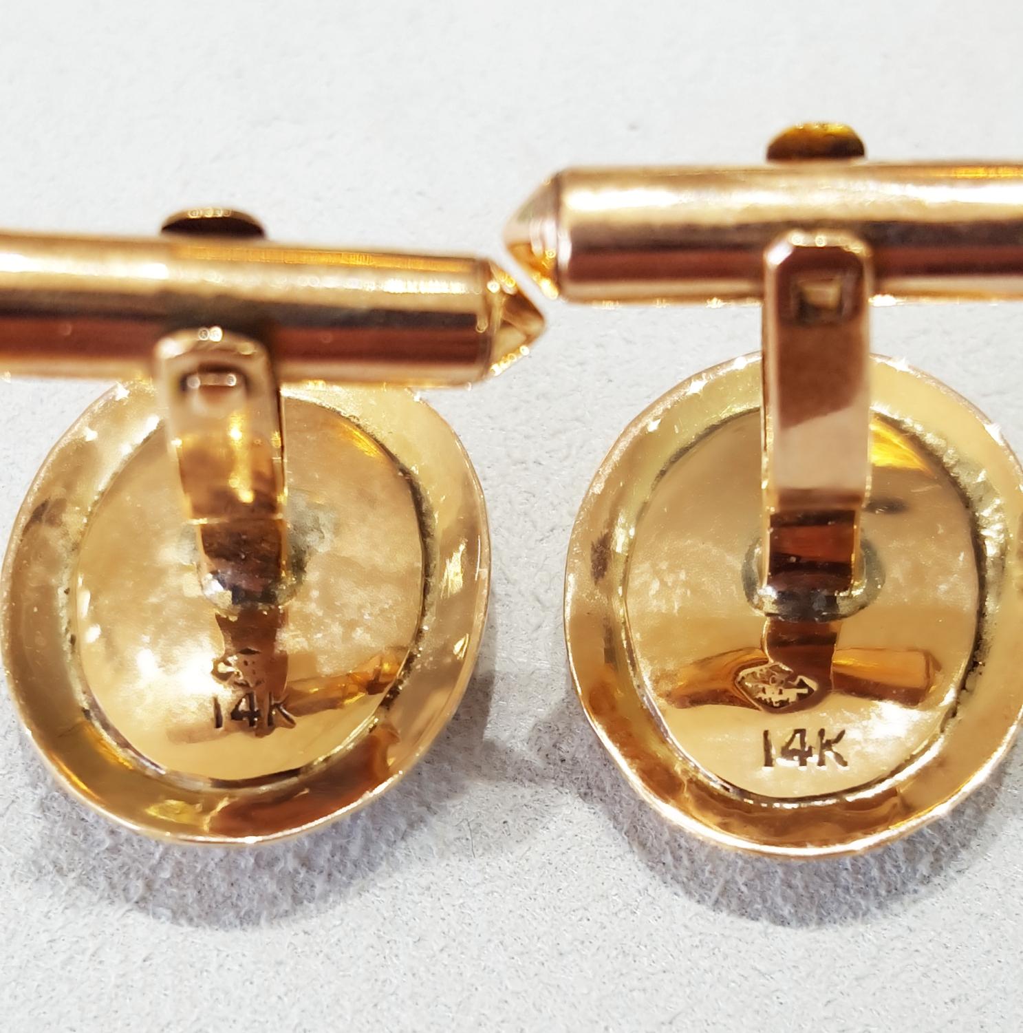 Mother-of-Pearl and Gold Cufflinks In Good Condition For Sale In Lake Forest, IL
