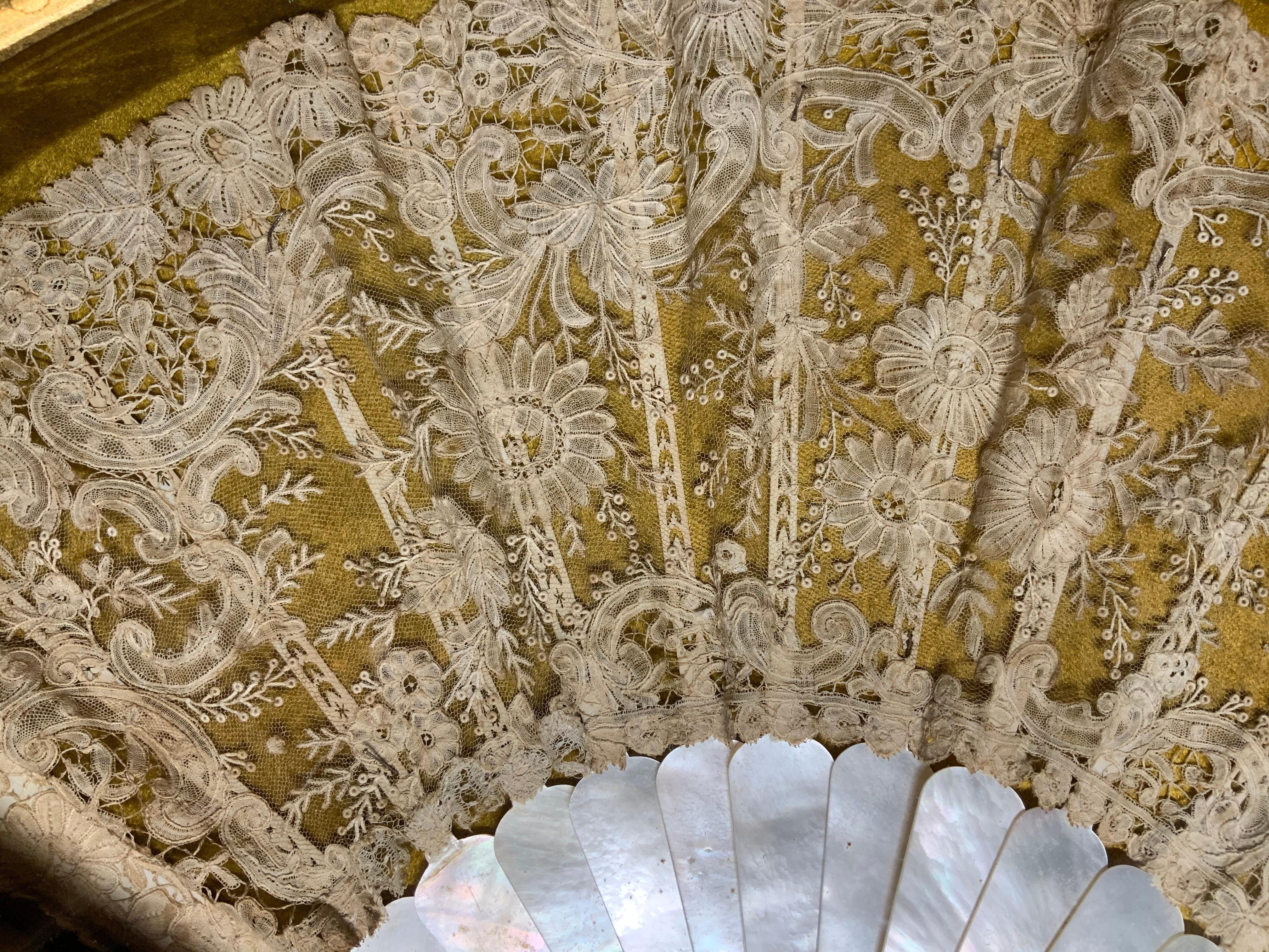 Mother of Pearl and Lace Fan Gilt Wood Display In Good Condition For Sale In Guaynabo, PR