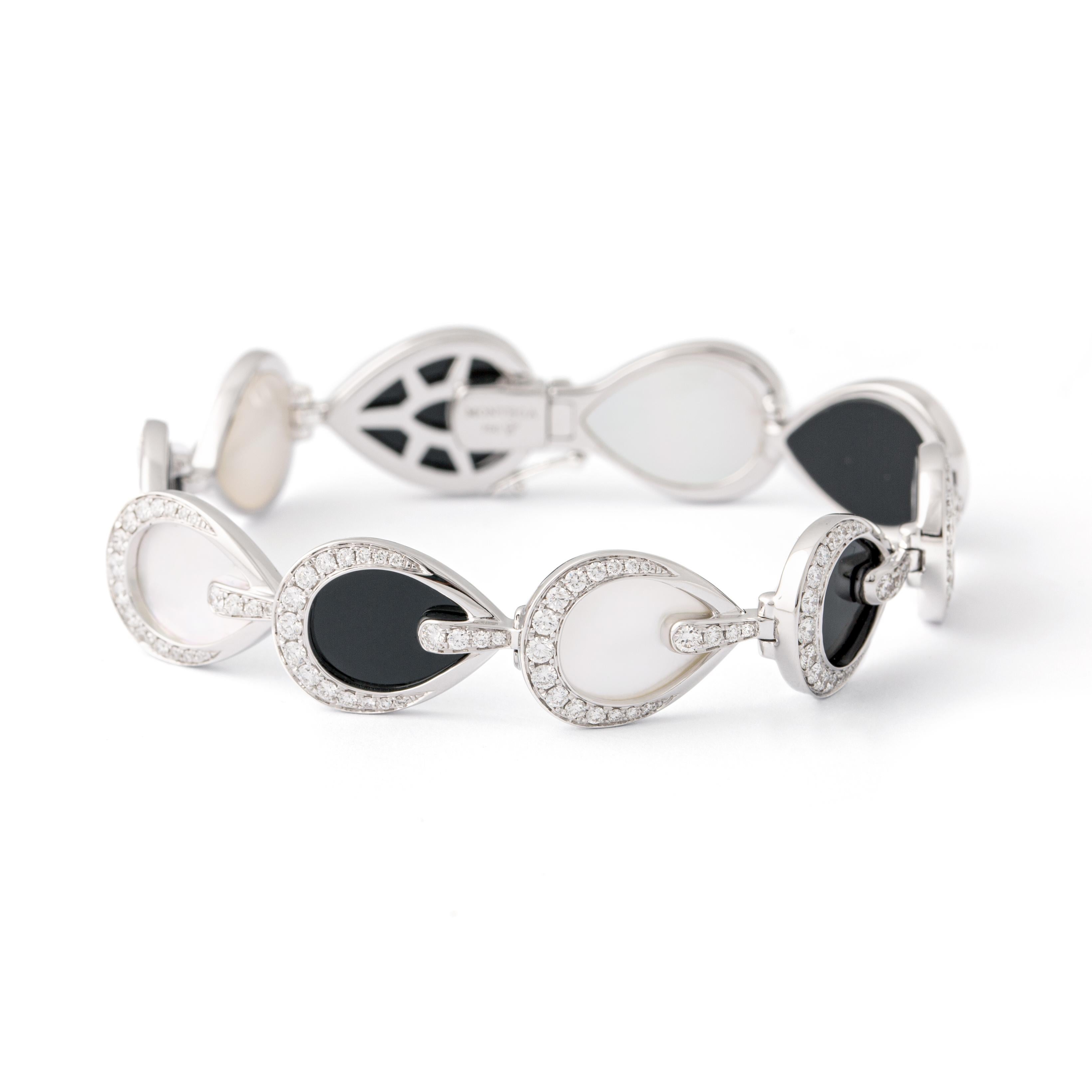 Bracelet in 18kt white gold set with 374 diamonds 4.99 cts, 5 mother-of-pearls 8.51 cts and 5 onyx 8.25 cts.

Length: 17.50 centimeters (6.89 inches).

Total weight: 27.46 grams.

Width: 1.30 centimeters (0.51 inches).