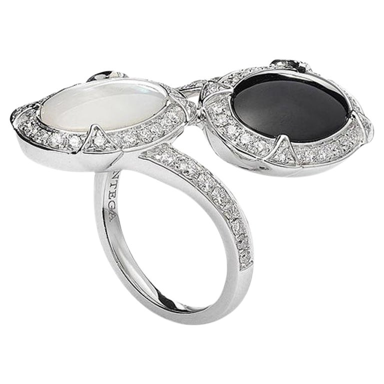Anillo de oro con madreperla y ónice