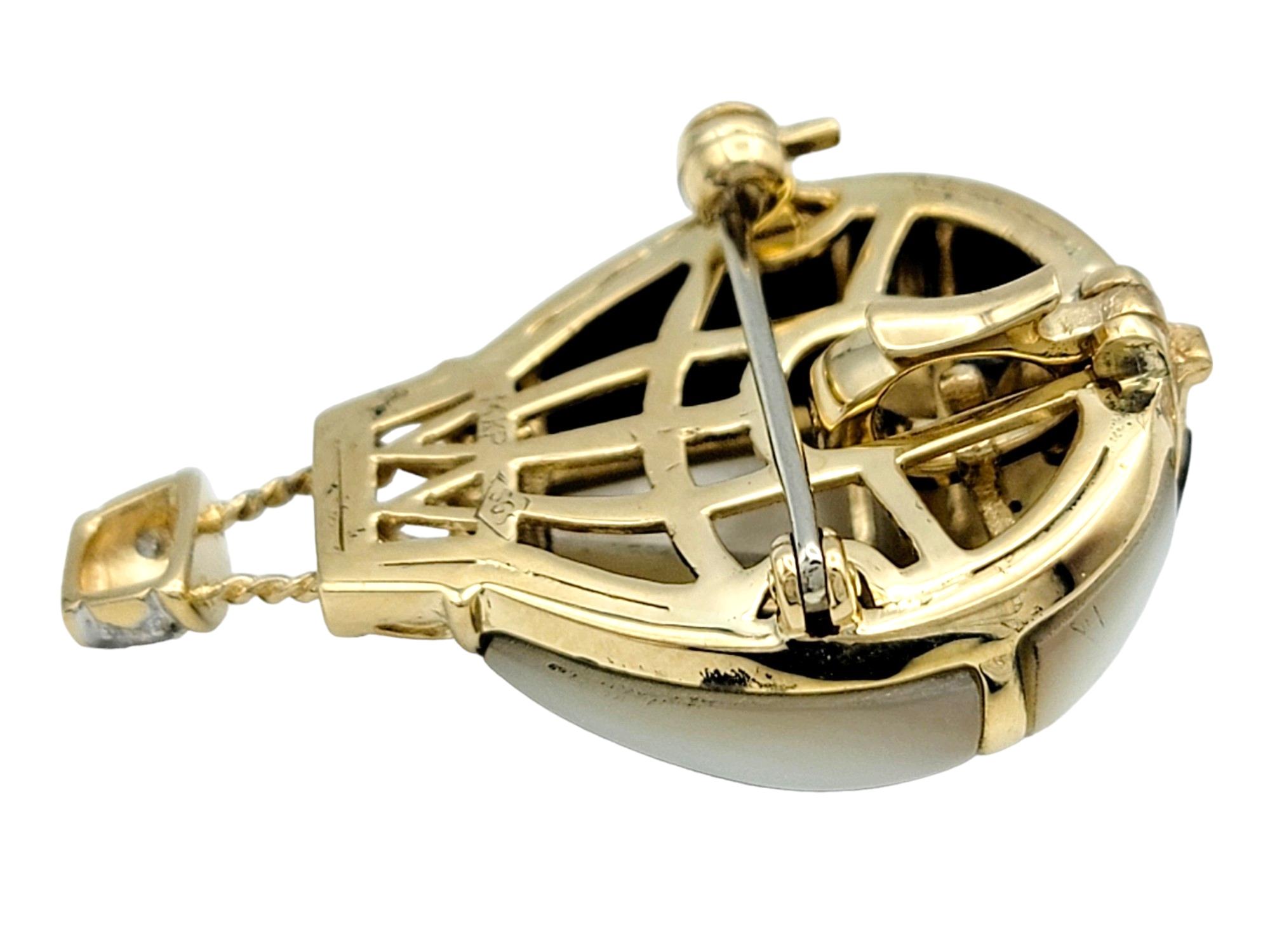 Femenino o masculino Broche / Colgante Globo aerostático de madreperla y ónix con cesta de diamantes en venta