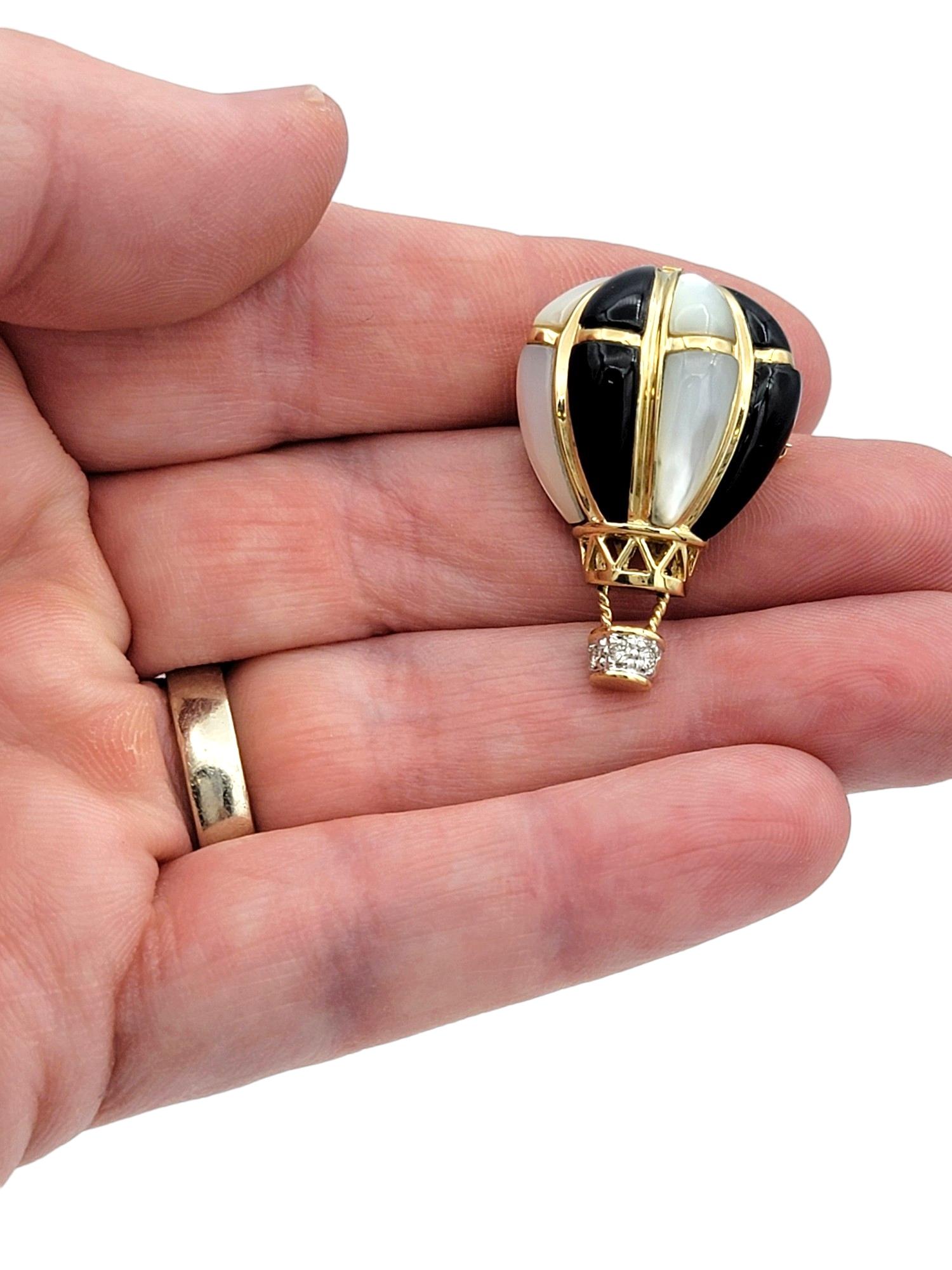 Broche / Colgante Globo aerostático de madreperla y ónix con cesta de diamantes en venta 3