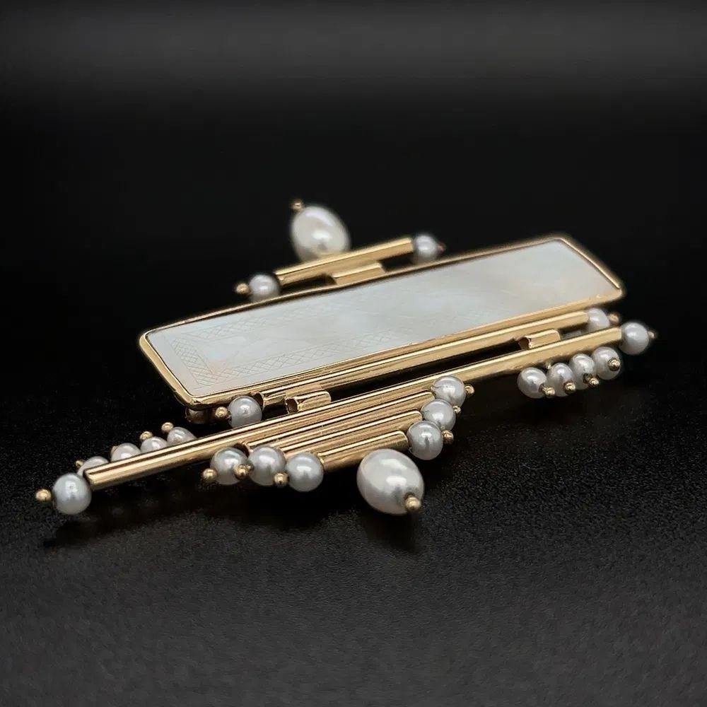 Mixed Cut Mother of Pearl and Pearl Gambling Chip Tubular Design Gold Statement Brooch Pin For Sale