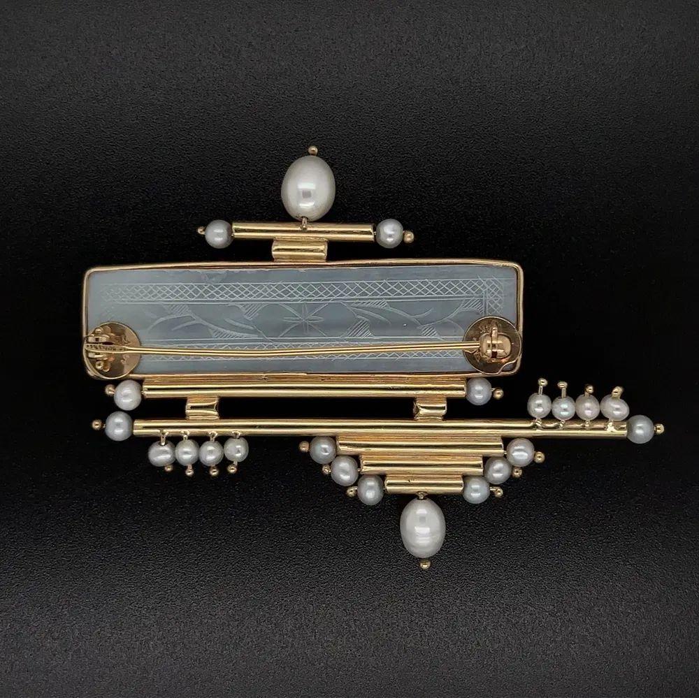 Mother of Pearl and Pearl Gambling Chip Tubular Design Gold Statement Brooch Pin In Excellent Condition For Sale In Montreal, QC