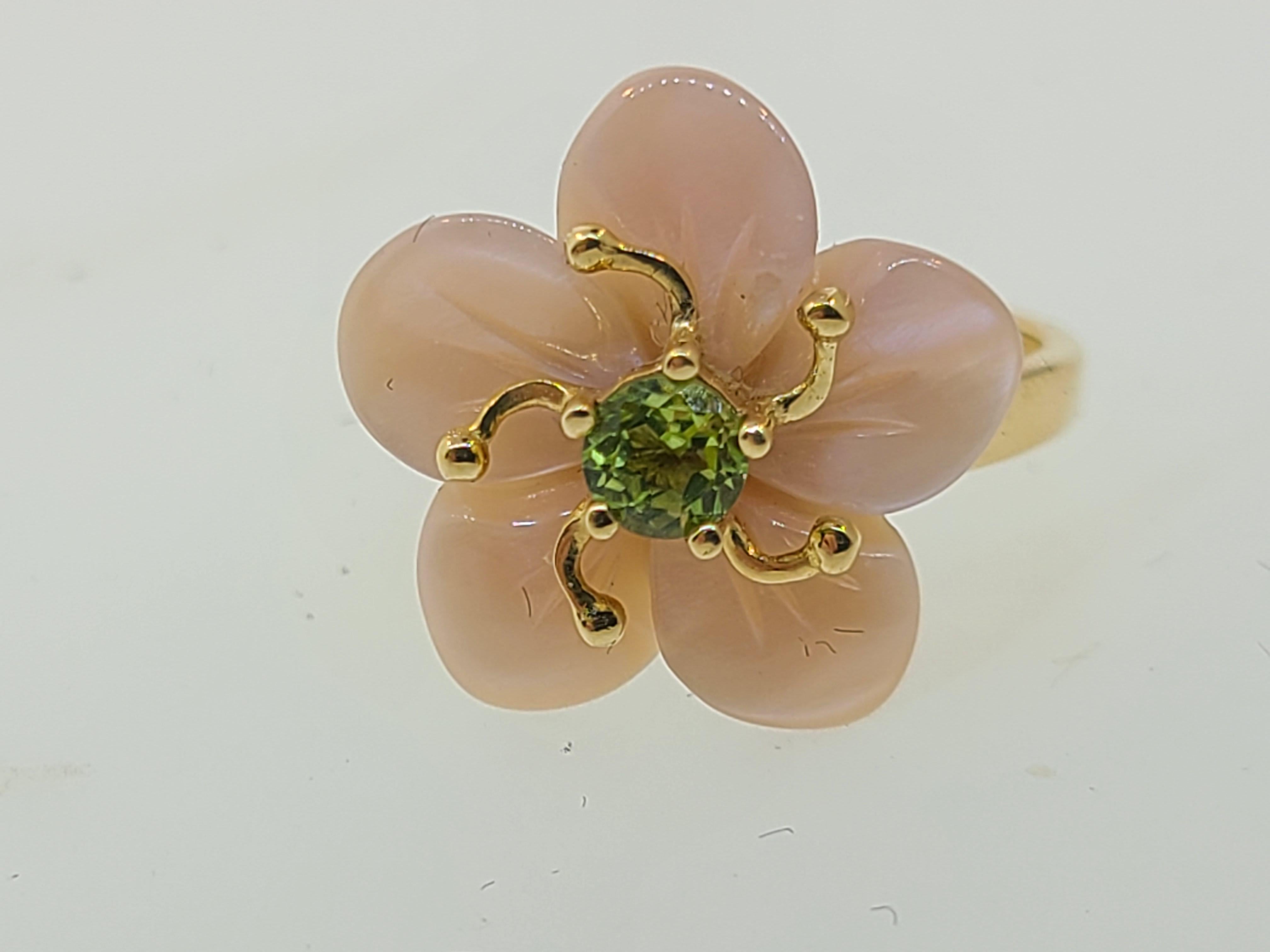 Perlmutt und Peridot 14K Blumenring im Zustand „Gut“ in Endwell, NY