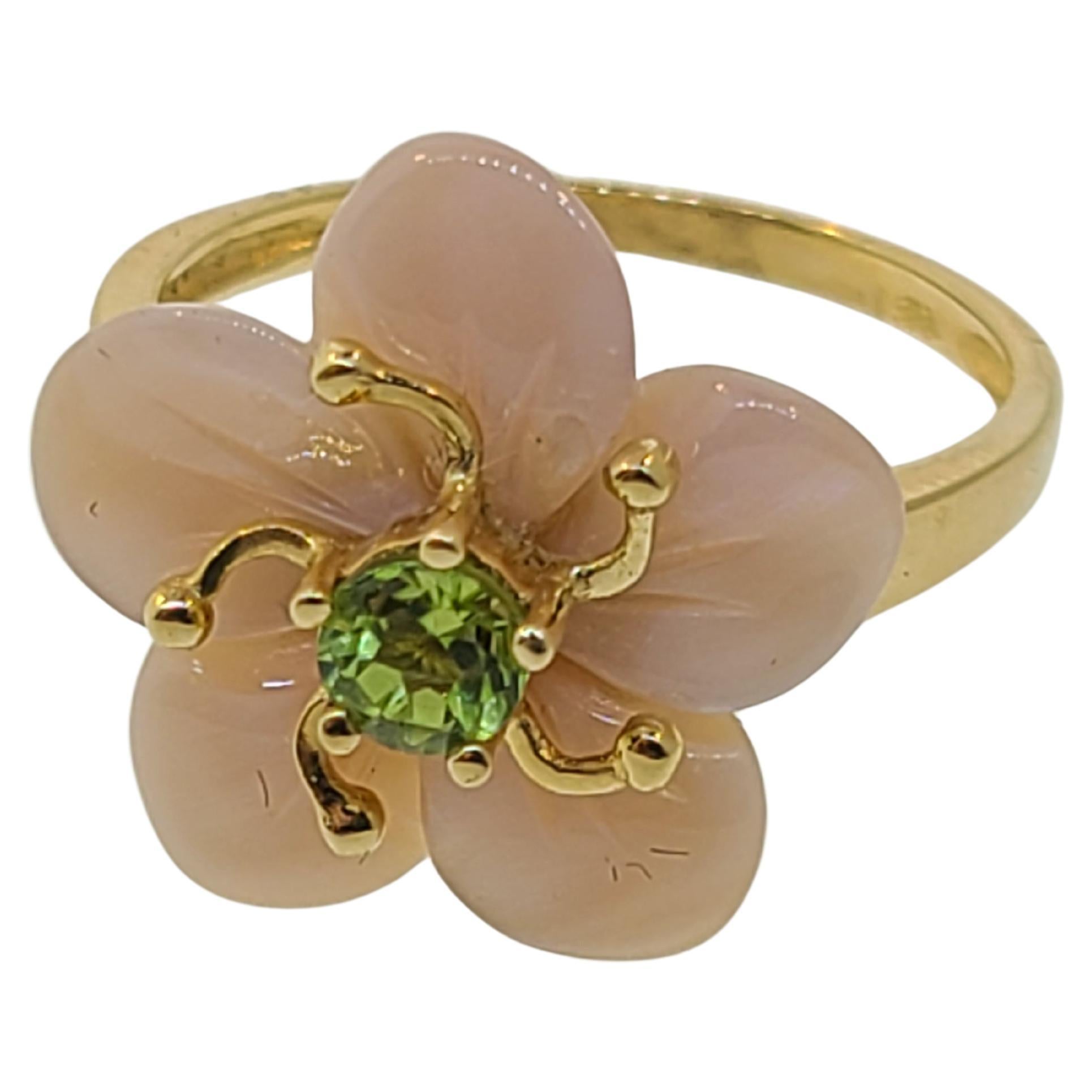 Mother of Pearl and Peridot 14k Flower Ring For Sale at 1stDibs