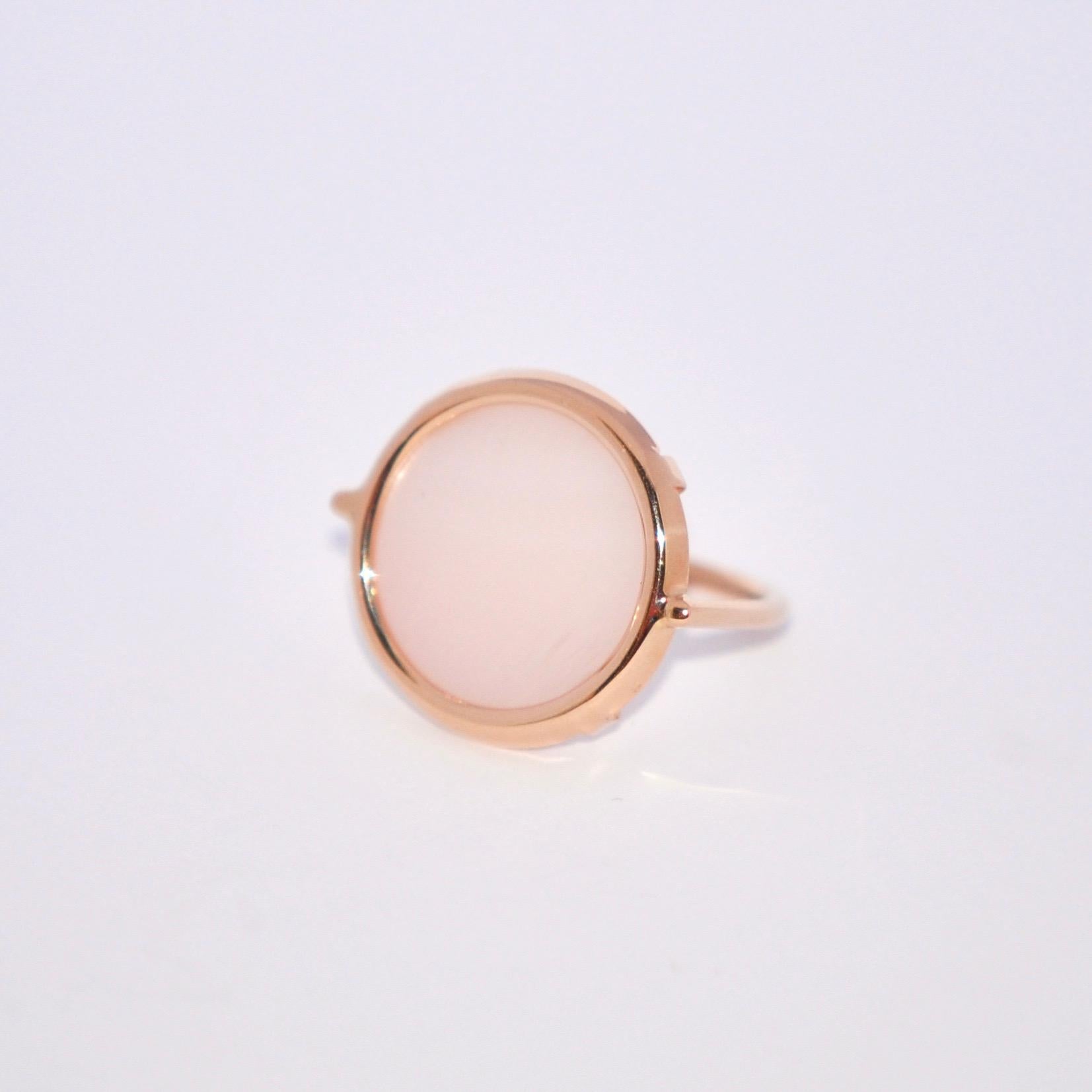 Discover this Mother-of-pearl and Rose Gold 18 Karat Fashion Ring.
Rose Mother-of-pearl
Rose Gold 18 Karat
French Size 52
US Size 6