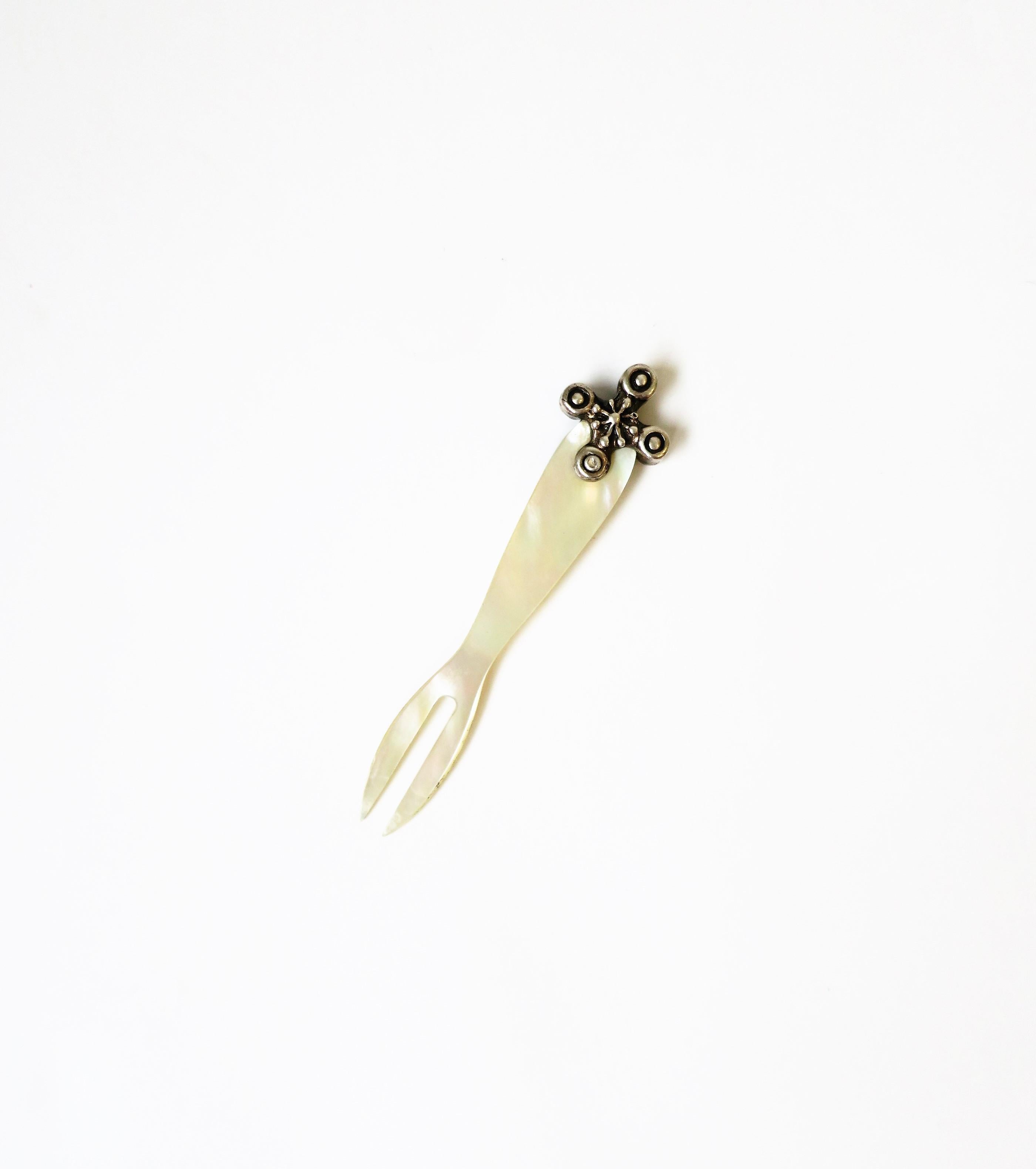 Chrome Hearts Tenedor para aperitivos de plata de ley nacarada Siglo XXI y contemporáneo en venta