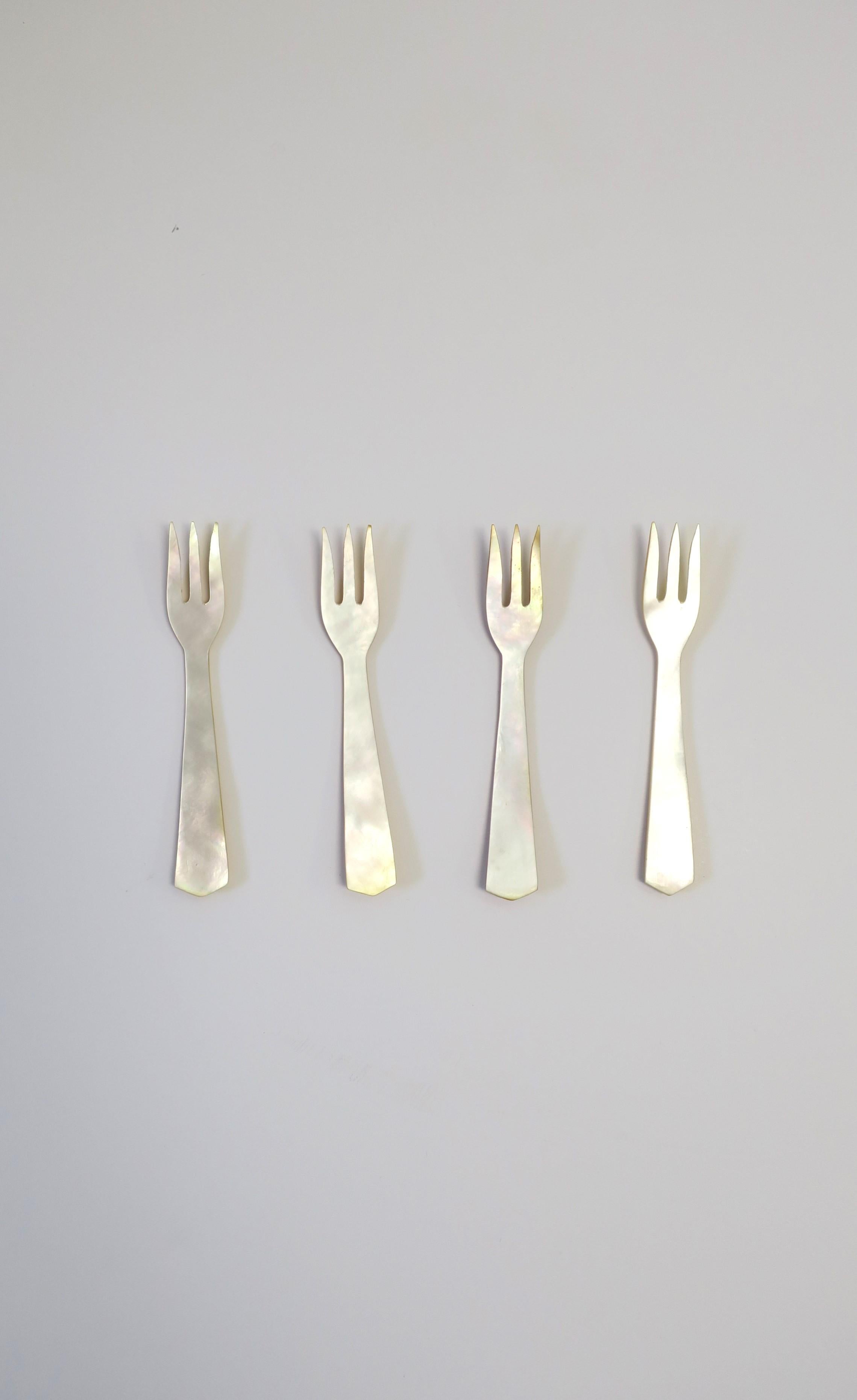 A beautiful set of four (4) Mother of Pearl seashell appetizer or caviar forks. 

Dimensions: .75