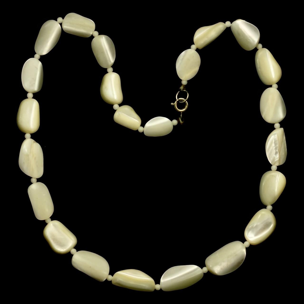 Mother of Pearl Bead Necklace circa 1940s In Good Condition For Sale In London, GB