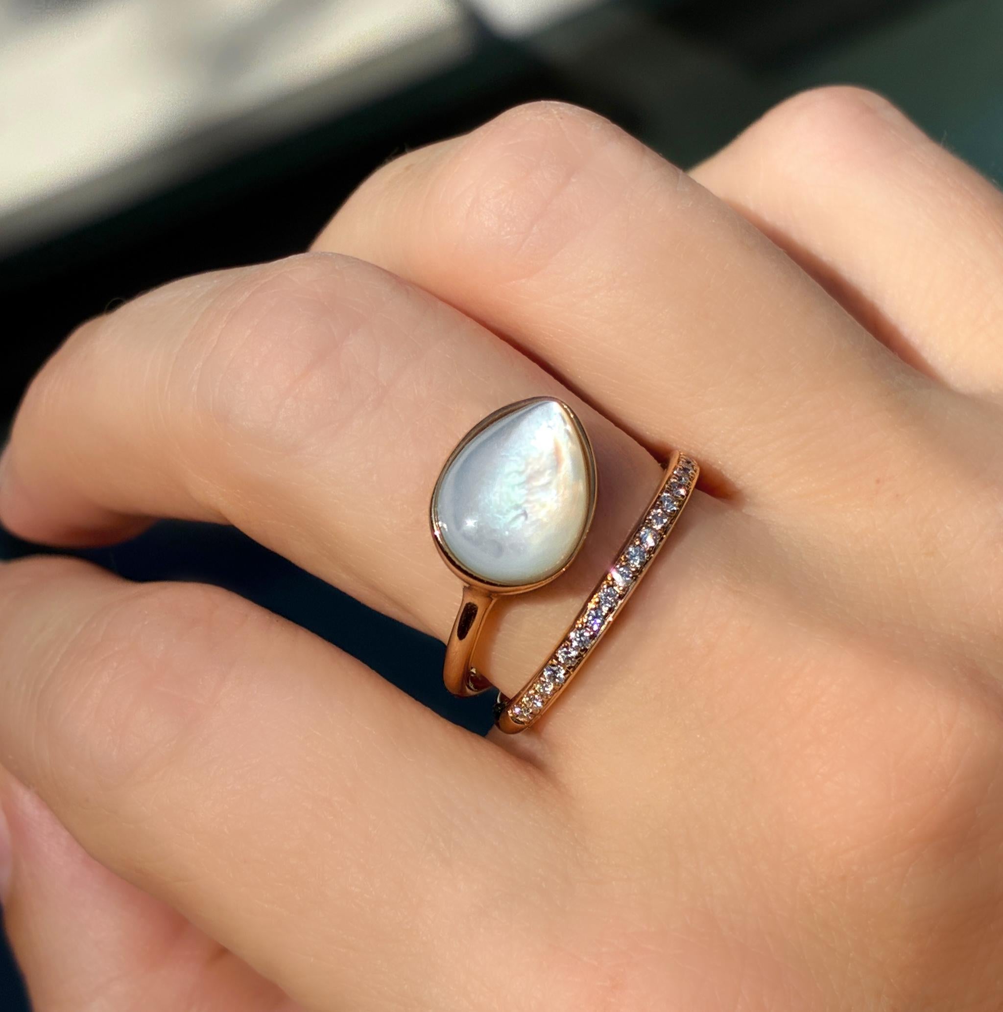 Cabochon Anello a Loop in oro rosa con diamante bianco brillante e madreperla, Gellner 2025 in vendita