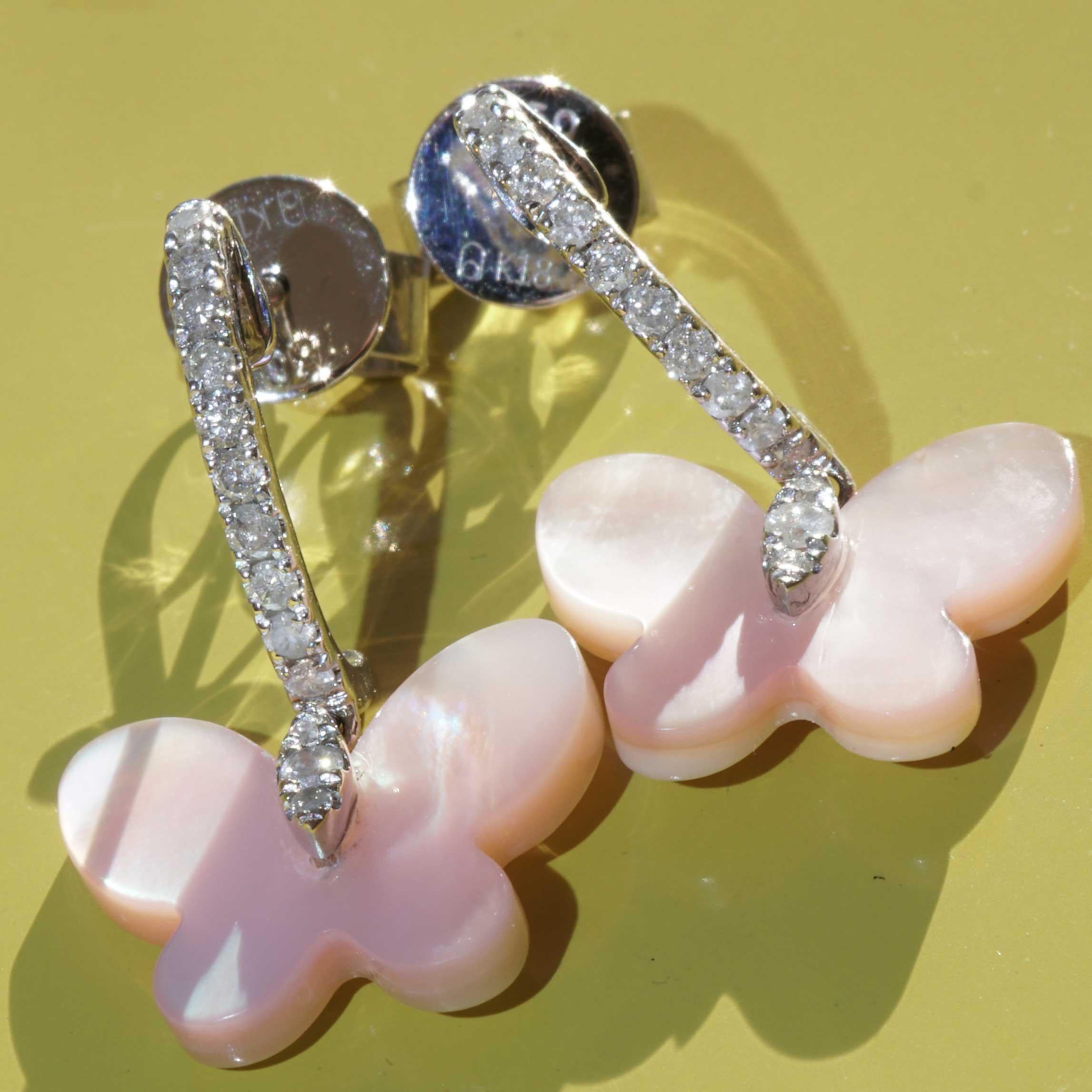 Butterfly fly totally pretty earrings with floating pink mother-of-pearl butterflies, half hoop earrings with 26 full-cut diamonds total approx. 0.24, W (white) / SI-P (small -clear inclusions), approx. 23 x 13.5 x 7 mm, weighing approx. 3.3 grams,