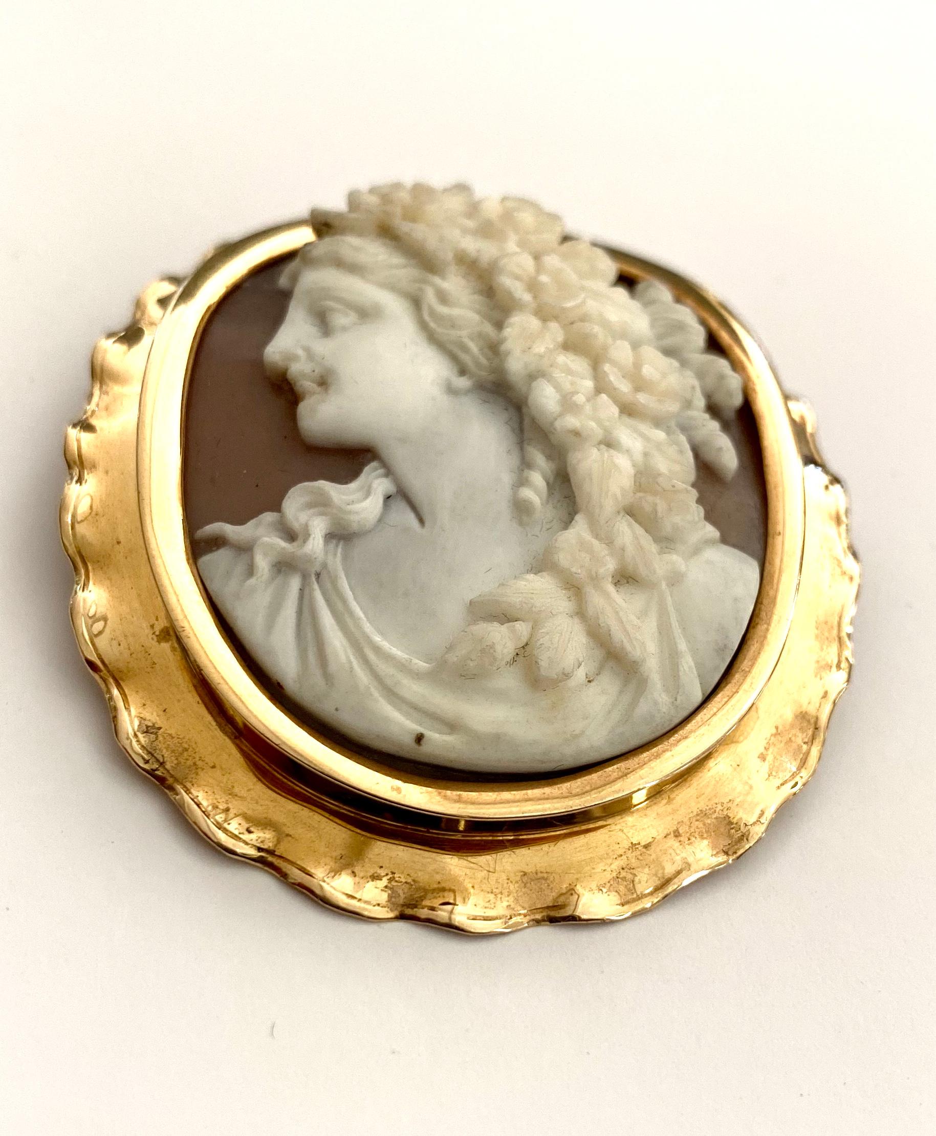 - 14K. yellow gold brooch / pendant with a shell cameo 