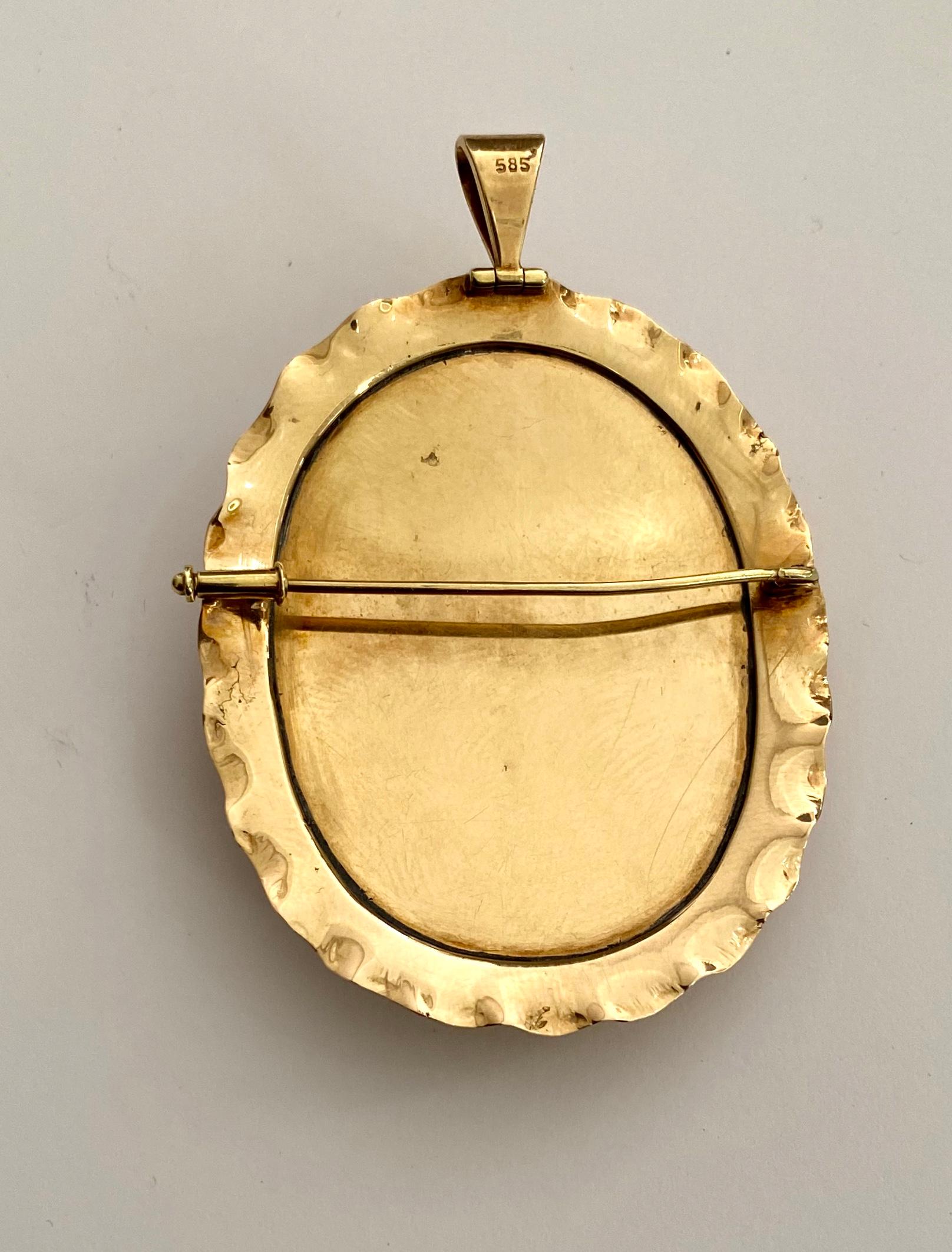 Broche pendentif camée en or et nacre, Allemagne, circa 1930 Unisexe en vente