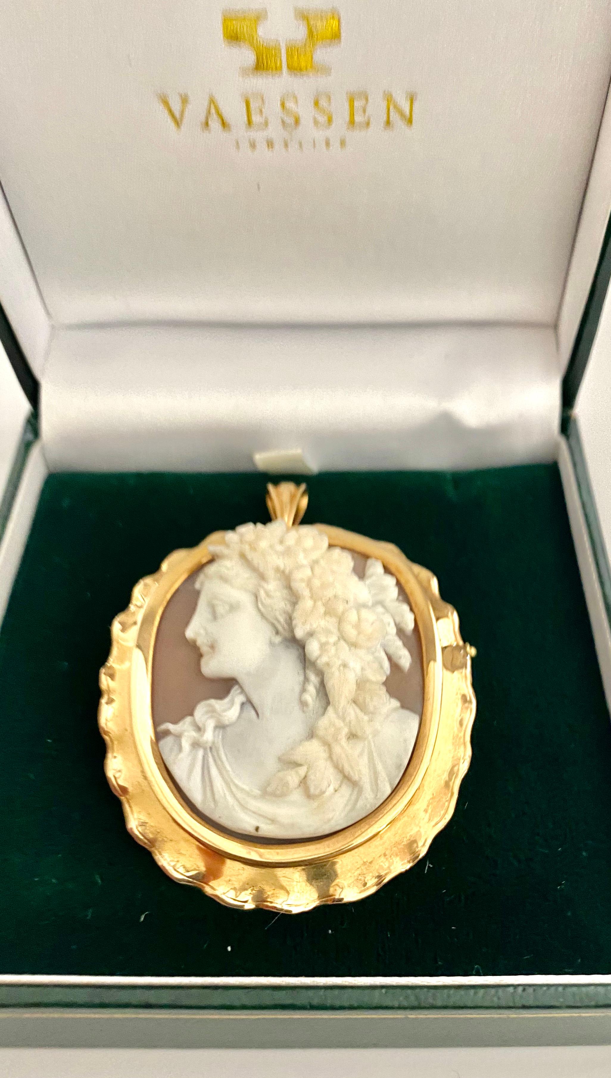 Mother of Pearl Cameo, Gold Pendant Brooch, Germany, circa 1930 In Good Condition For Sale In Heerlen, NL