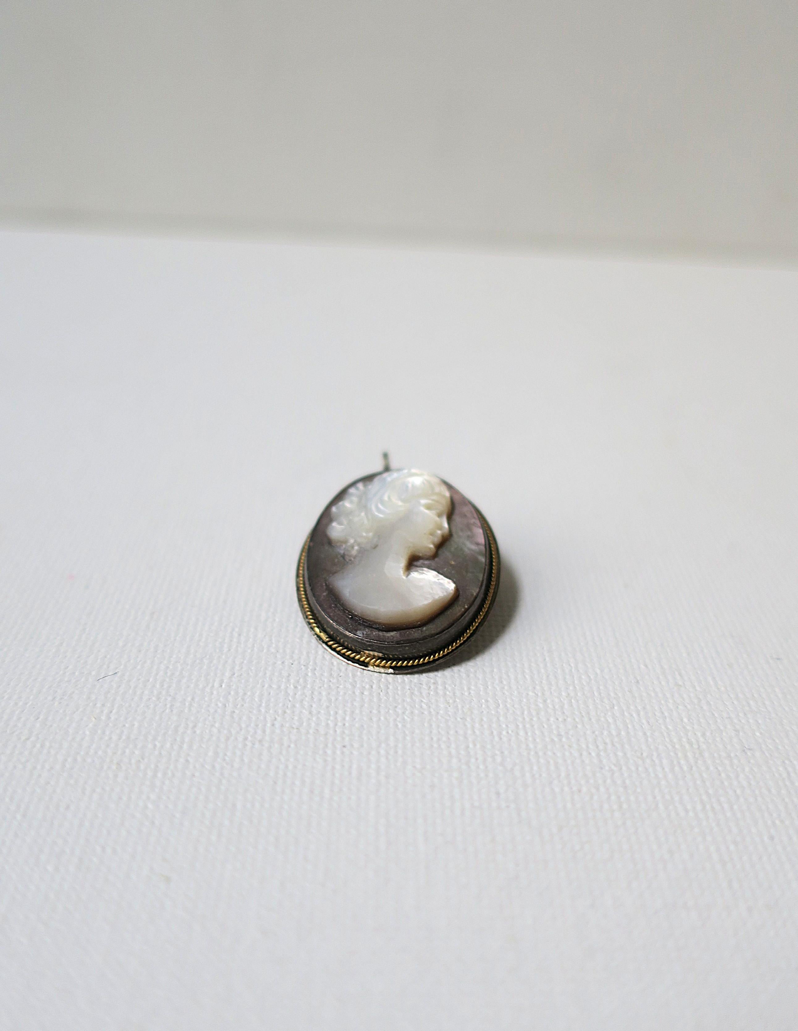 Colgante y broche de camafeo de nácar en Bueno estado para la venta en New York, NY