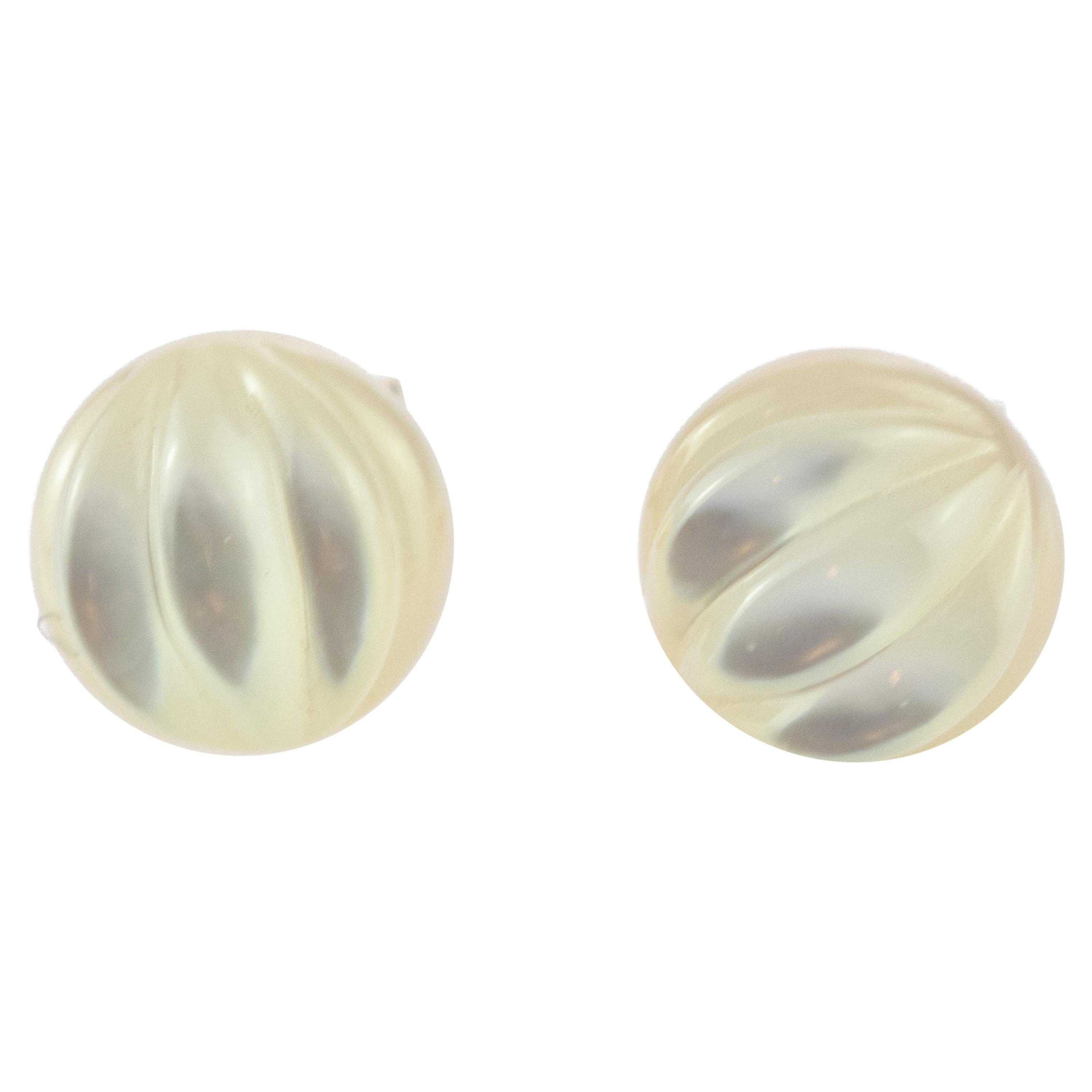 Clous d
oreilles en or 14 carats faits à la main avec cabochon sculpté en nacre