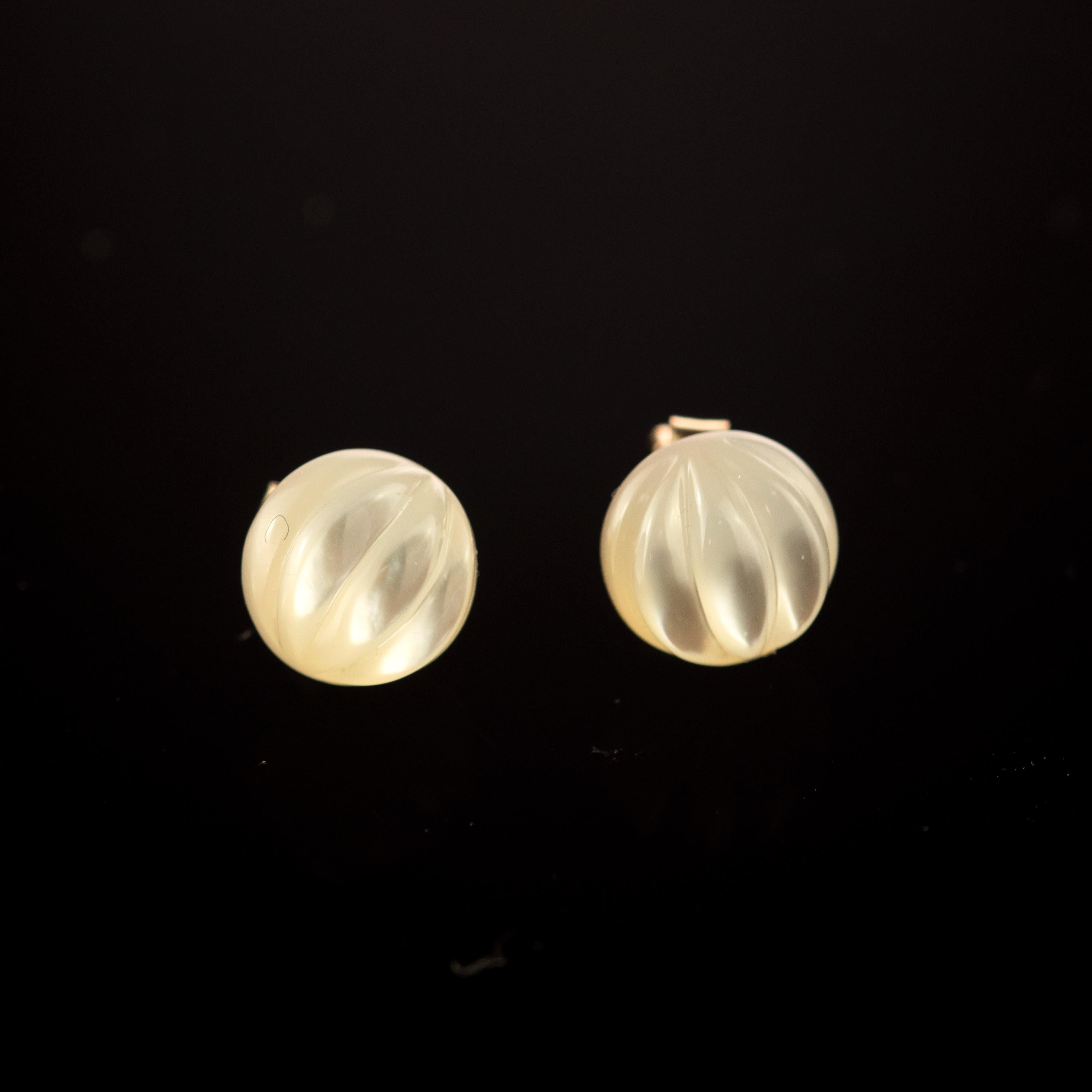 Mother of Pearl Carved Carved Cabochon 18 Karat Gold Handmade Stud Earrings In New Condition For Sale In Milano, IT