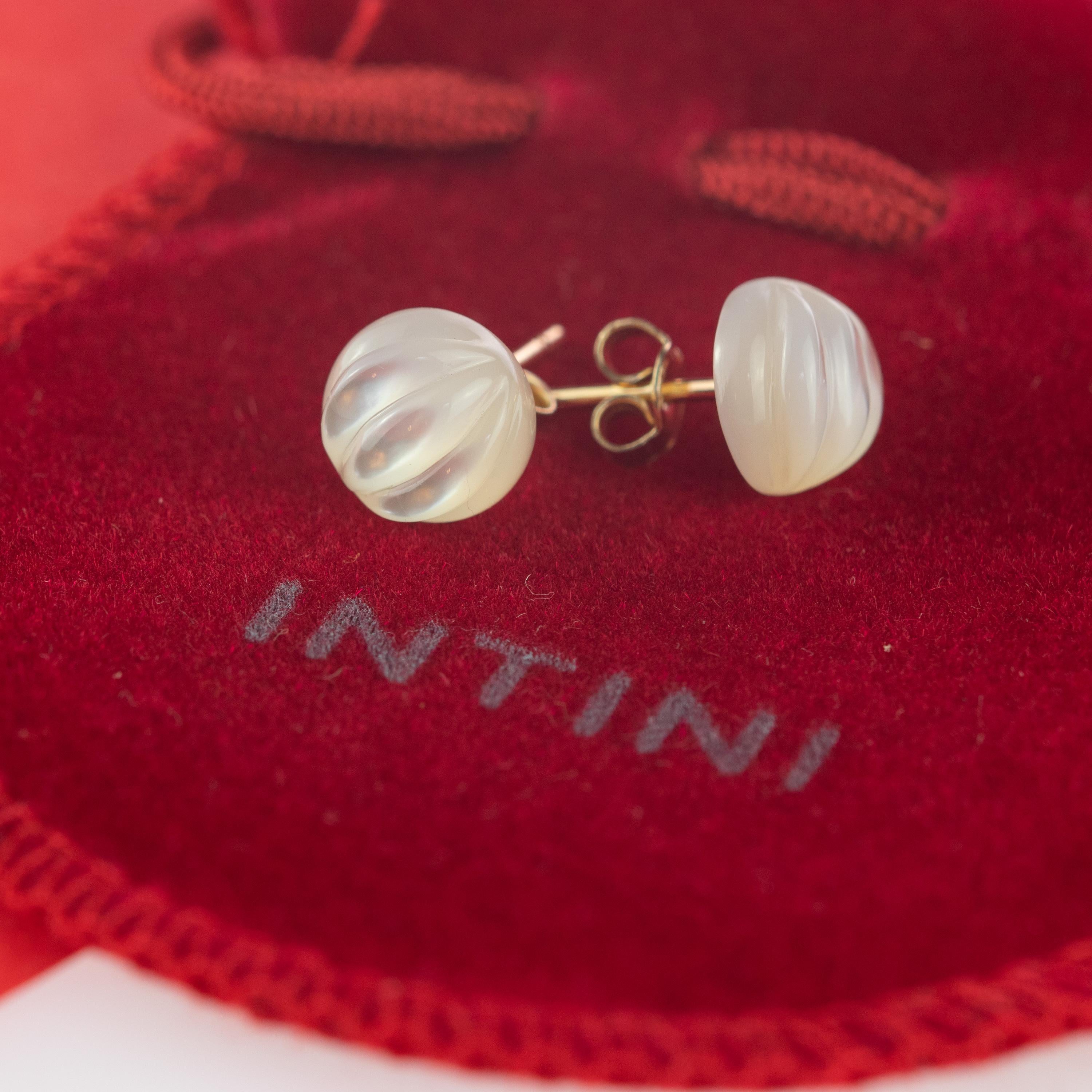 Merveilleuses boucles d'oreilles sculptées. cabochon de nacre naturelle de 2 carats agrémenté d'un motif sculpté de lignes tridimensionnelles. En évoquant toute la tradition italienne, on obtient un chef-d'œuvre étonnant, avec un étalage