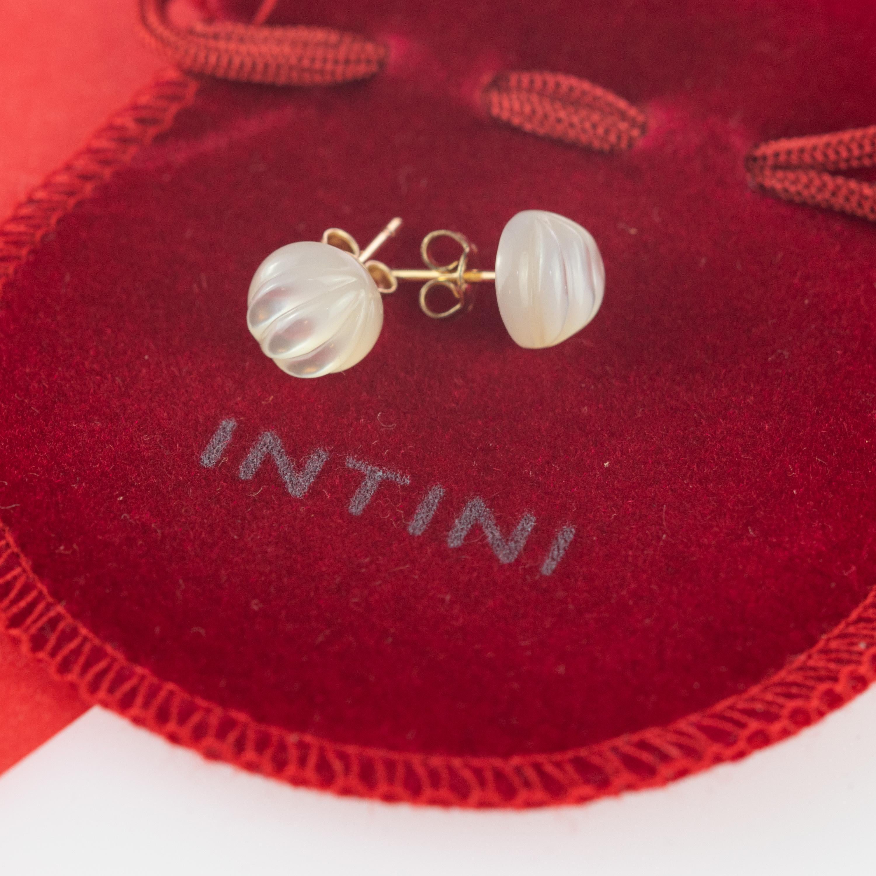 Clous d'oreilles en or plaqué or sculptés et cabochons sculptés en nacre, fabriqués à la main en vente 1