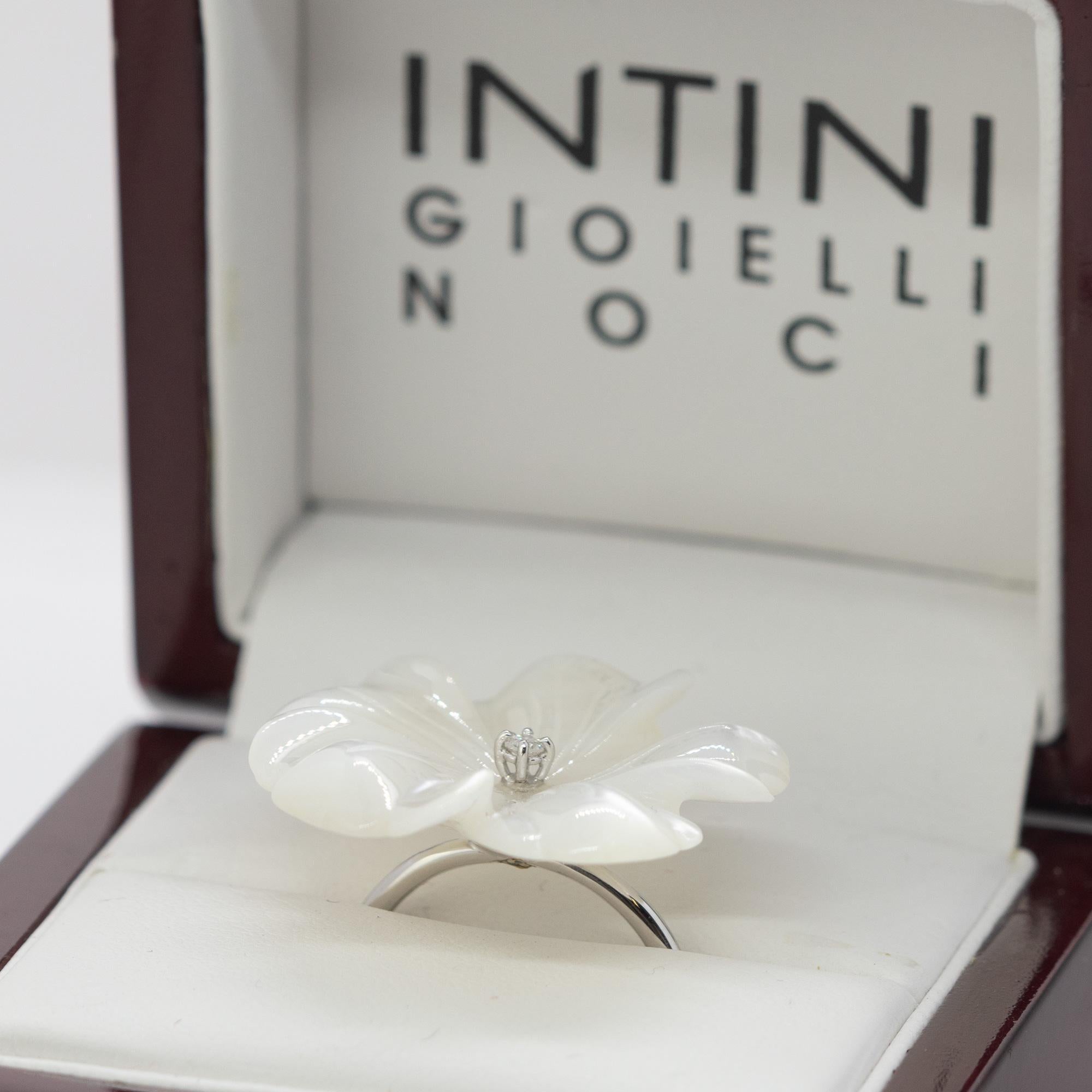 Anillo de cóctel de oro de 18 quilates con diamantes tallados en forma de flor de nácar Intini Jewels en venta 6