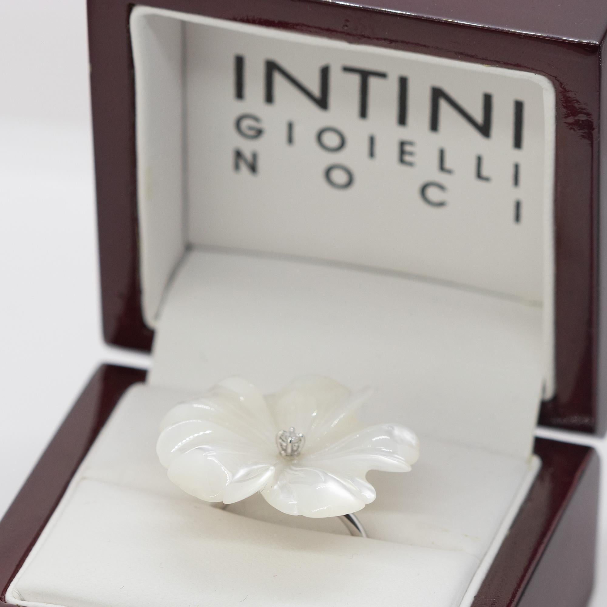 Anillo de cóctel de oro de 18 quilates con diamantes tallados en forma de flor de nácar Intini Jewels en venta 7