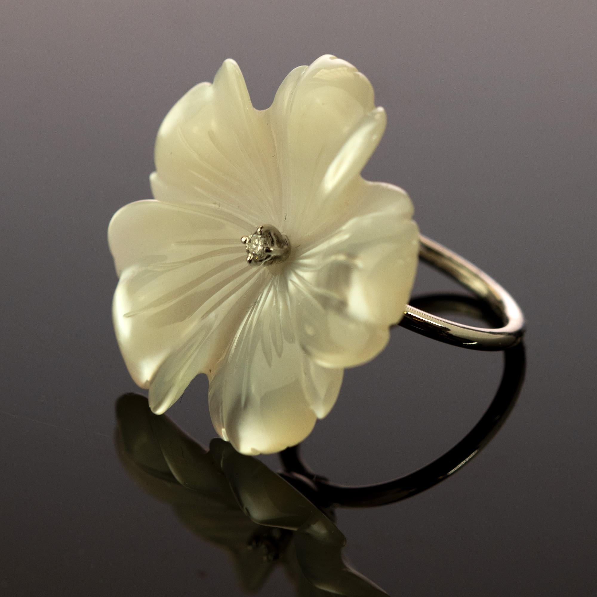 Anillo de cóctel de oro de 18 quilates con diamantes tallados en forma de flor de nácar Intini Jewels en venta 8