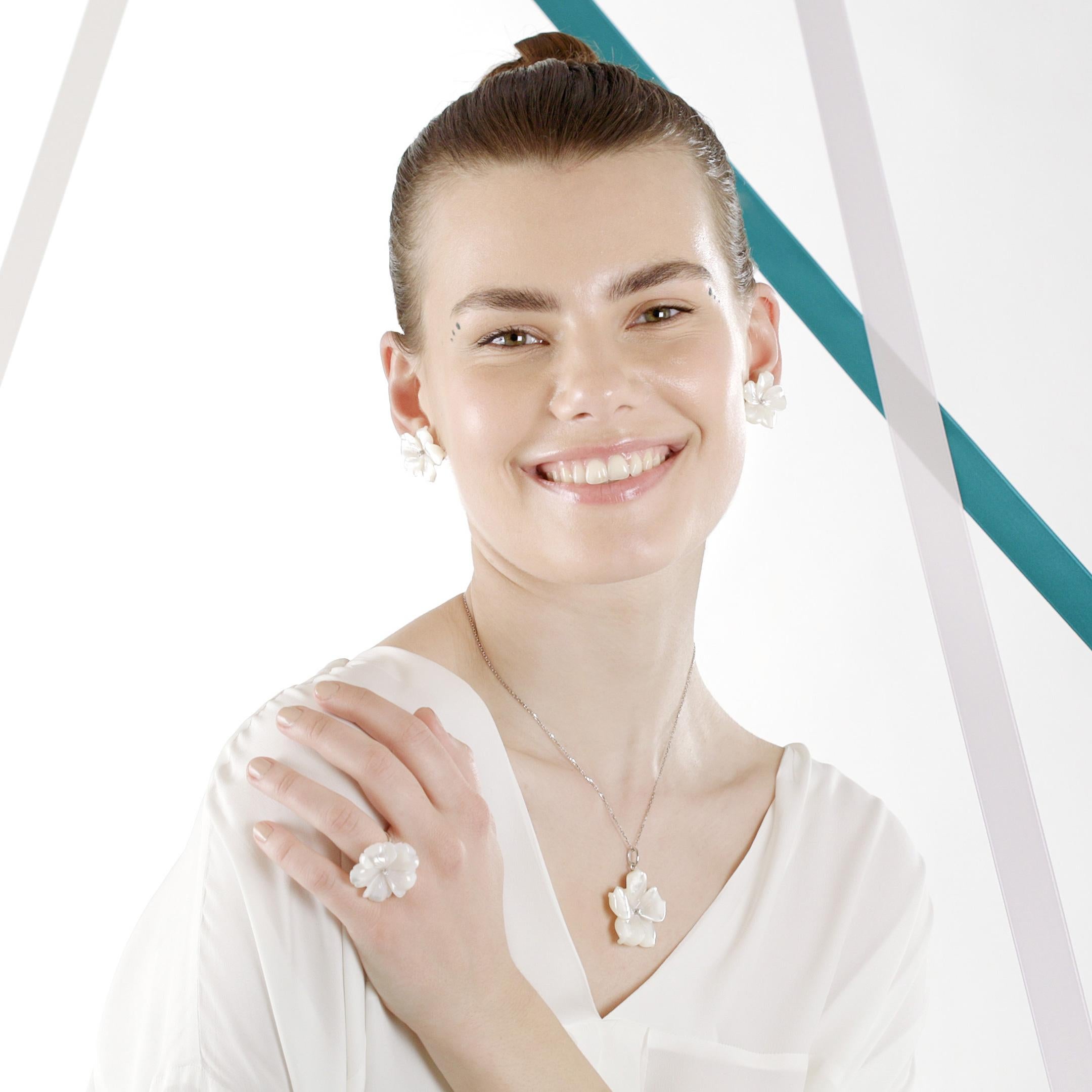 Anillo de cóctel de oro de 18 quilates con diamantes tallados en forma de flor de nácar Intini Jewels en venta 9