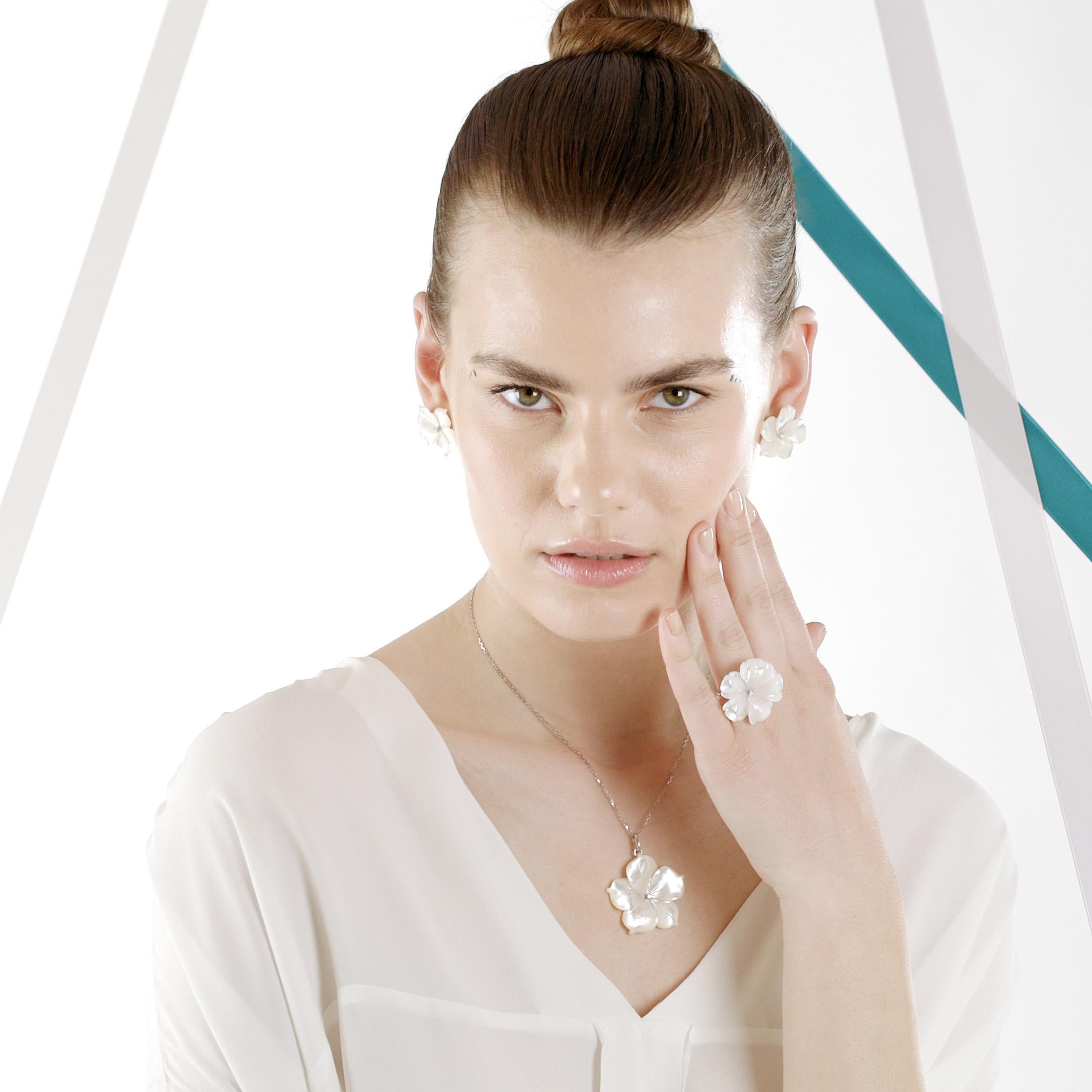 Anillo de cóctel de oro de 18 quilates con diamantes tallados en forma de flor de nácar Intini Jewels en venta 10