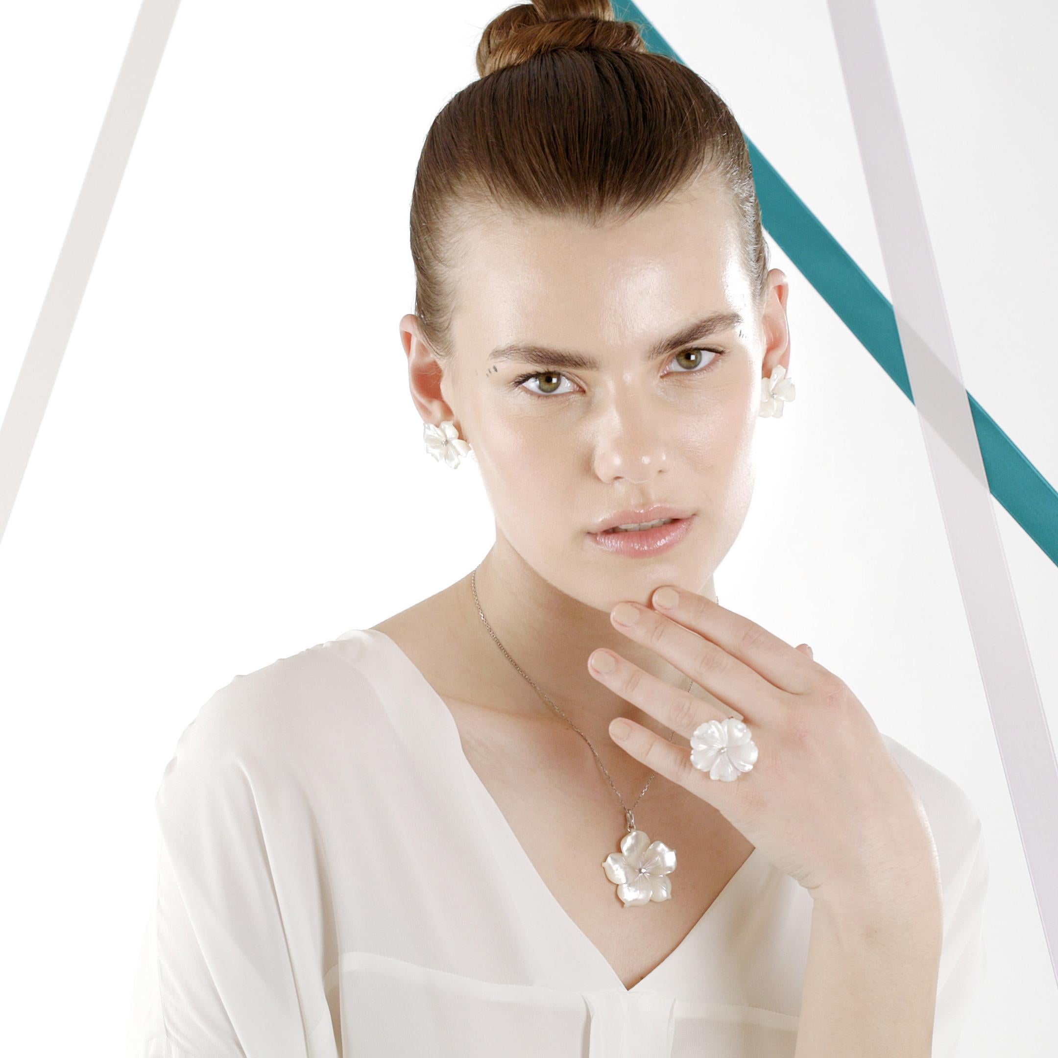 Anillo de cóctel de oro de 18 quilates con diamantes tallados en forma de flor de nácar Intini Jewels en venta 11